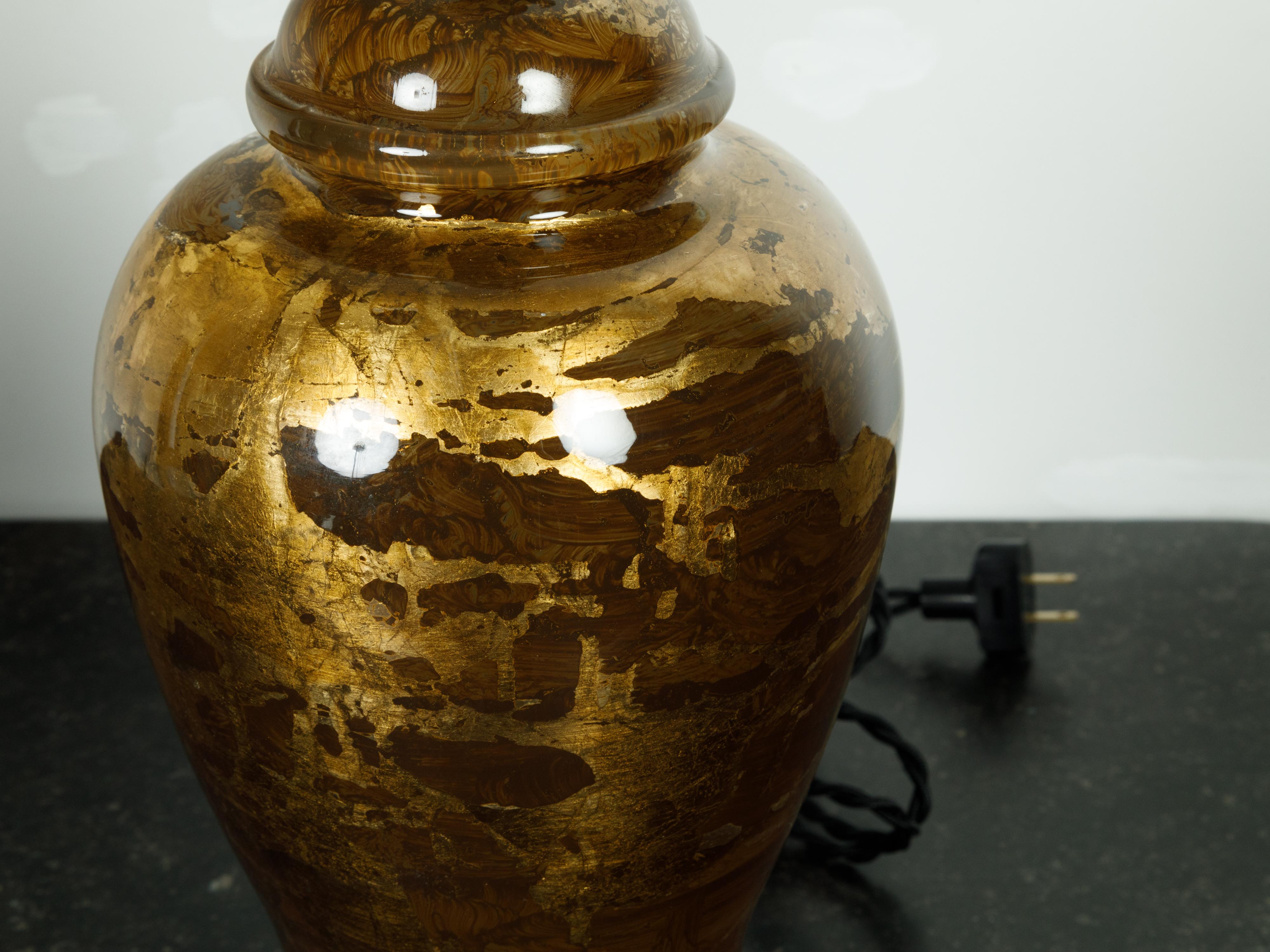 Tischlampe aus Glas und Blattgold aus der Mitte des Jahrhunderts auf rundem Sockel, US-Verdrahtung (Moderne der Mitte des Jahrhunderts) im Angebot