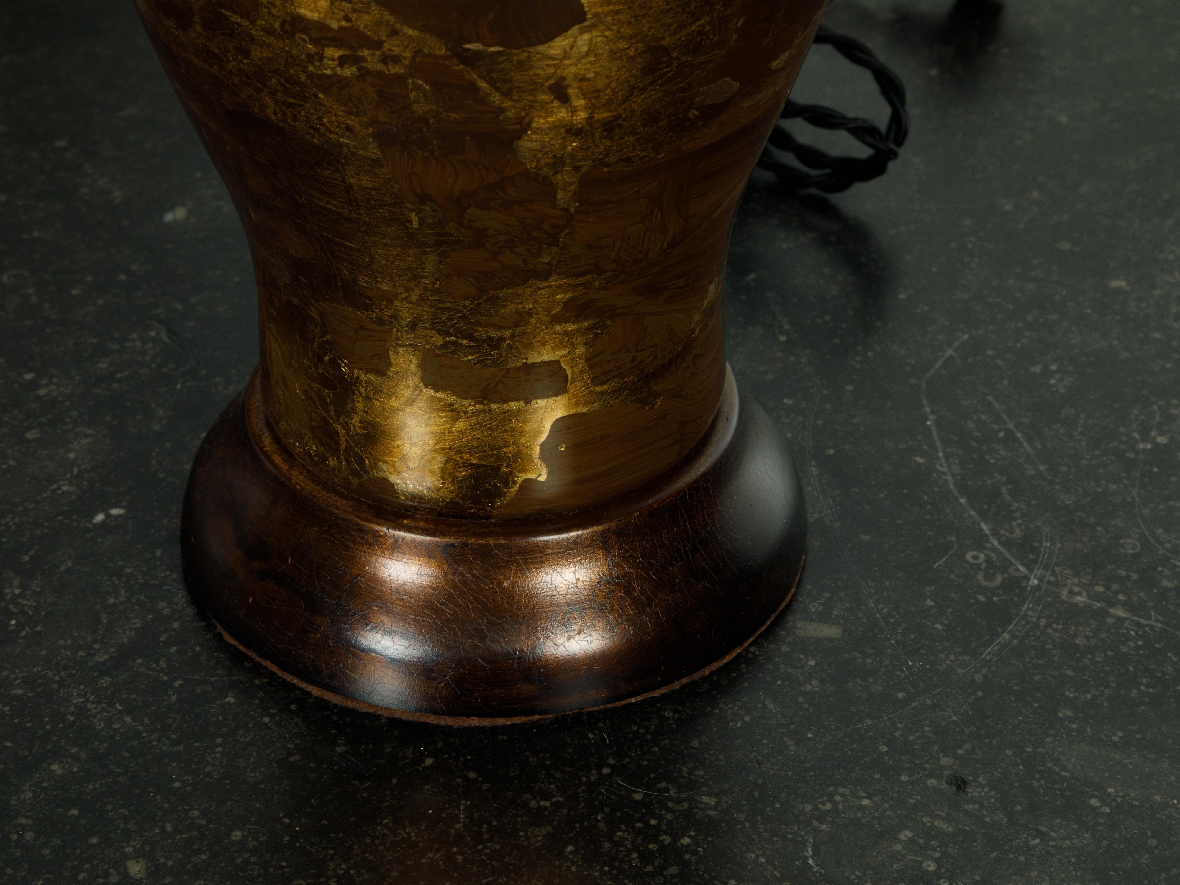 Tischlampe aus Glas und Blattgold aus der Mitte des Jahrhunderts auf rundem Sockel, US-Verdrahtung (Französisch) im Angebot