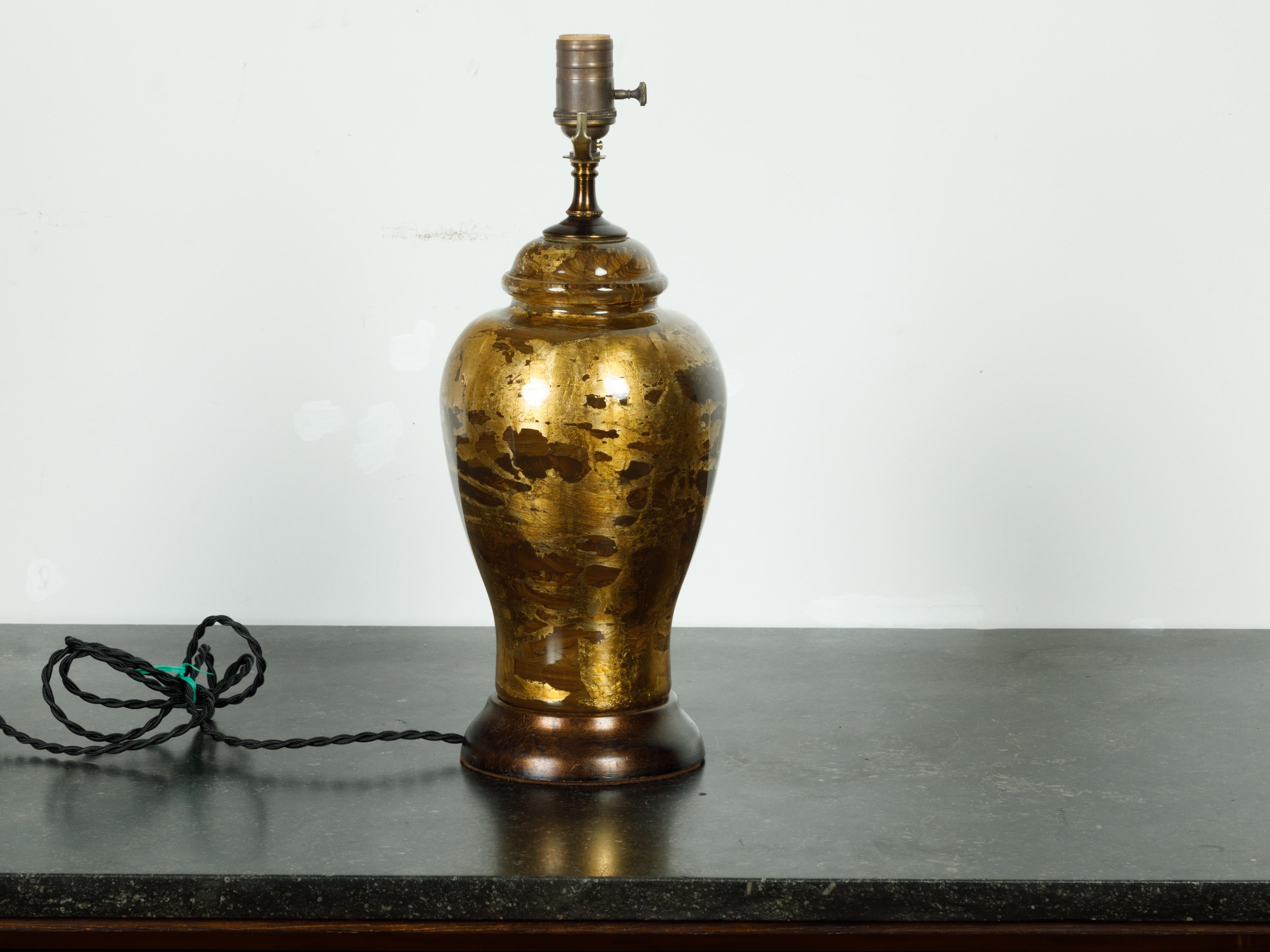 Tischlampe aus Glas und Blattgold aus der Mitte des Jahrhunderts auf rundem Sockel, US-Verdrahtung im Zustand „Gut“ im Angebot in Atlanta, GA