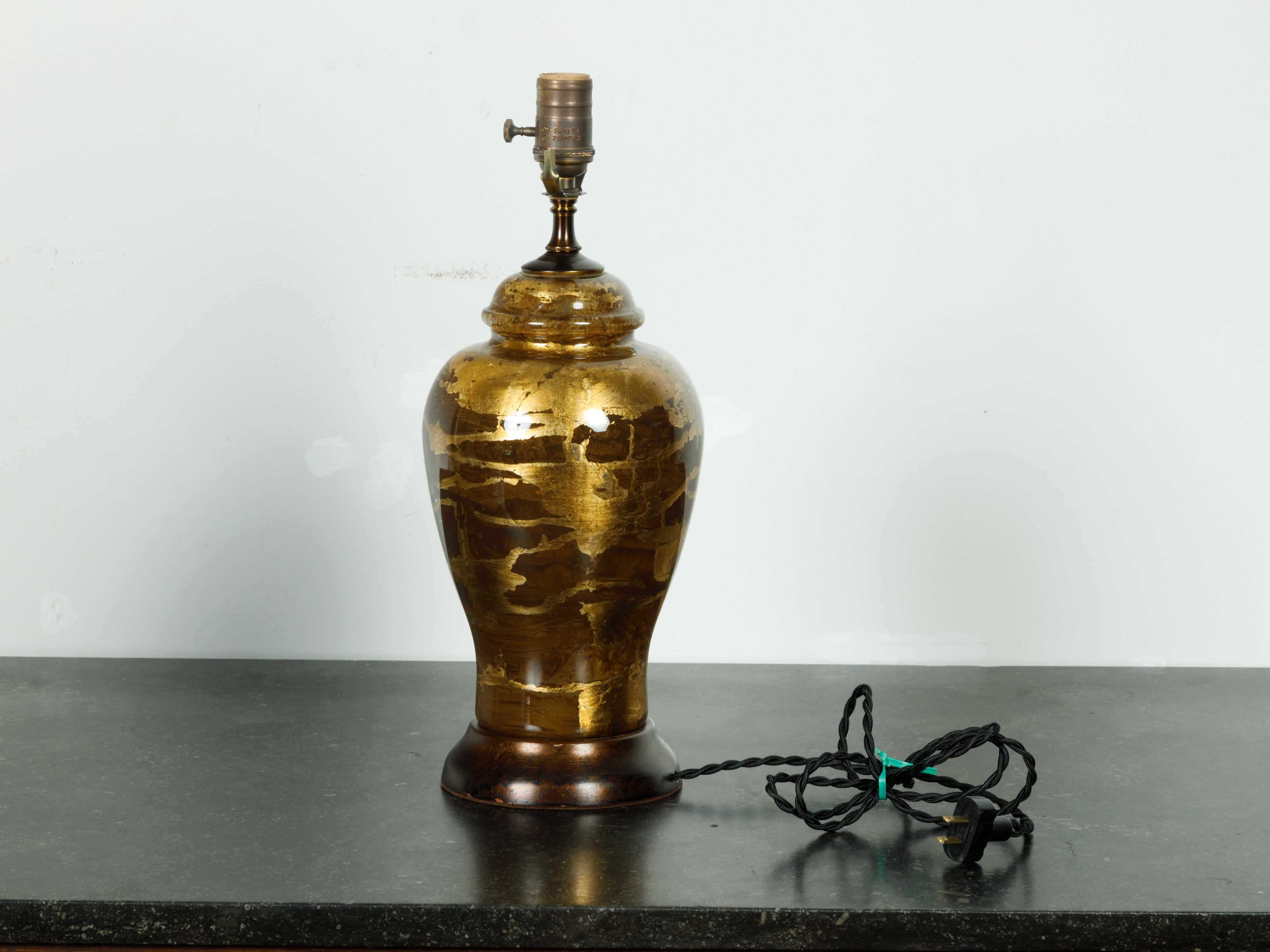 Tischlampe aus Glas und Blattgold aus der Mitte des Jahrhunderts auf rundem Sockel, US-Verdrahtung im Angebot 1