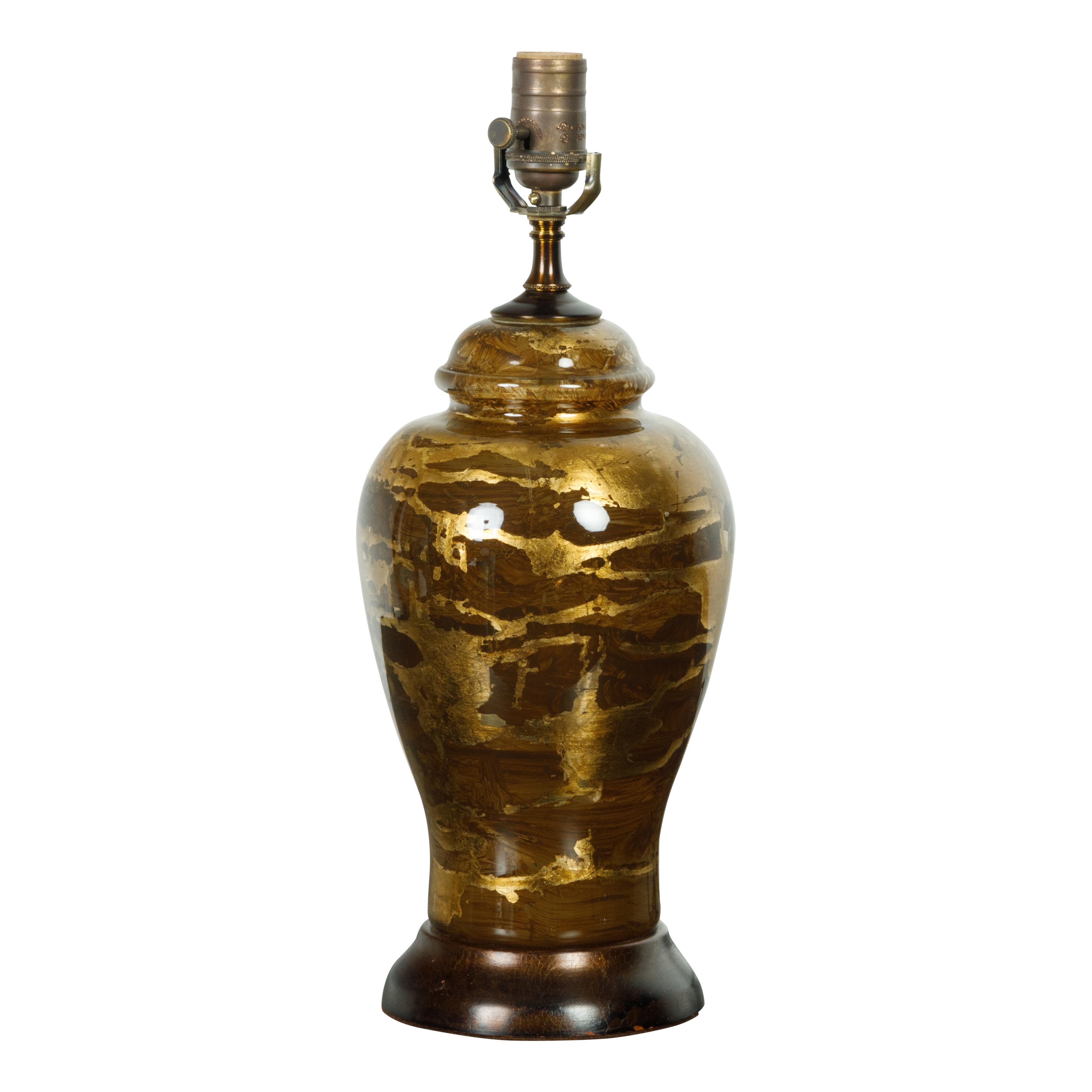 Tischlampe aus Glas und Blattgold aus der Mitte des Jahrhunderts auf rundem Sockel, US-Verdrahtung im Angebot