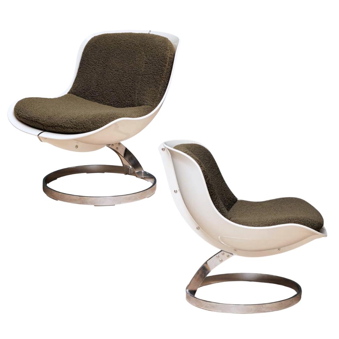Incroyable  Fauteuil Goldfinger, composé de fibre de verre et d'une base en acier chromé, avec un coussin rembourré kaki et une boucle épaisse. Son design s'inspire des œuvres de Michel Cadestin (1942-), créateur du mobilier du Centre Georges