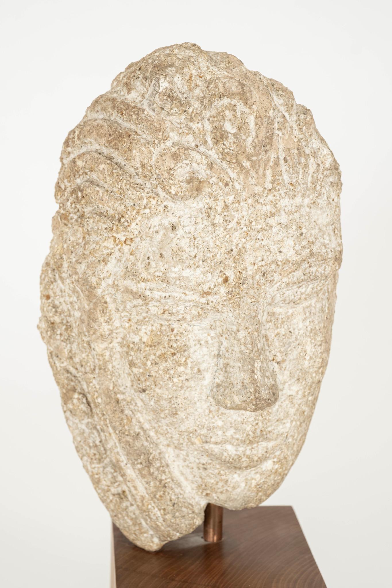 Busto in granito scolpito a mano della metà del secolo scorso su base in legno, circa 1965. Firmato dall'artista G. Gregoire.