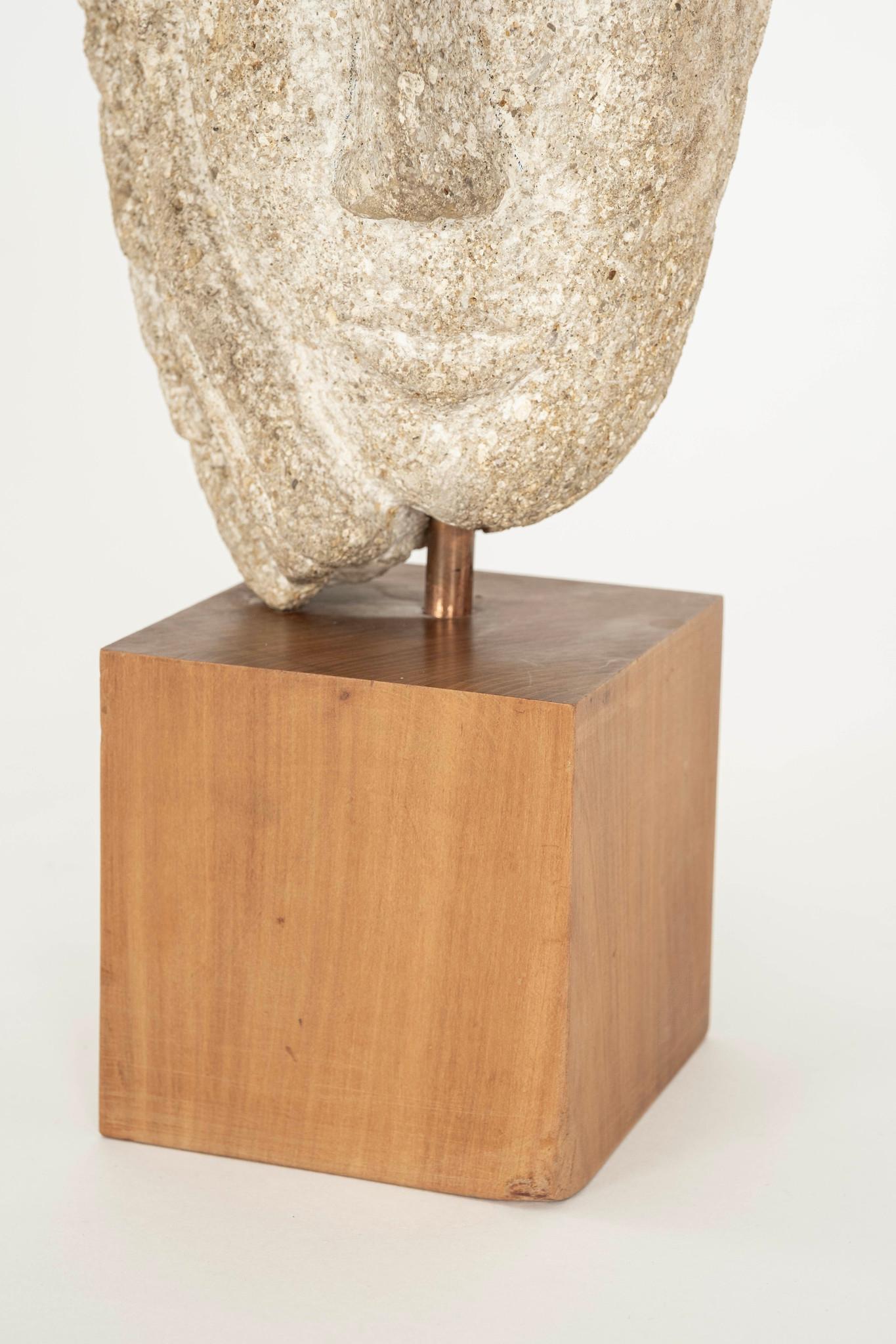 Moderno Busto francese in granito su base in Wood, firmato in vendita