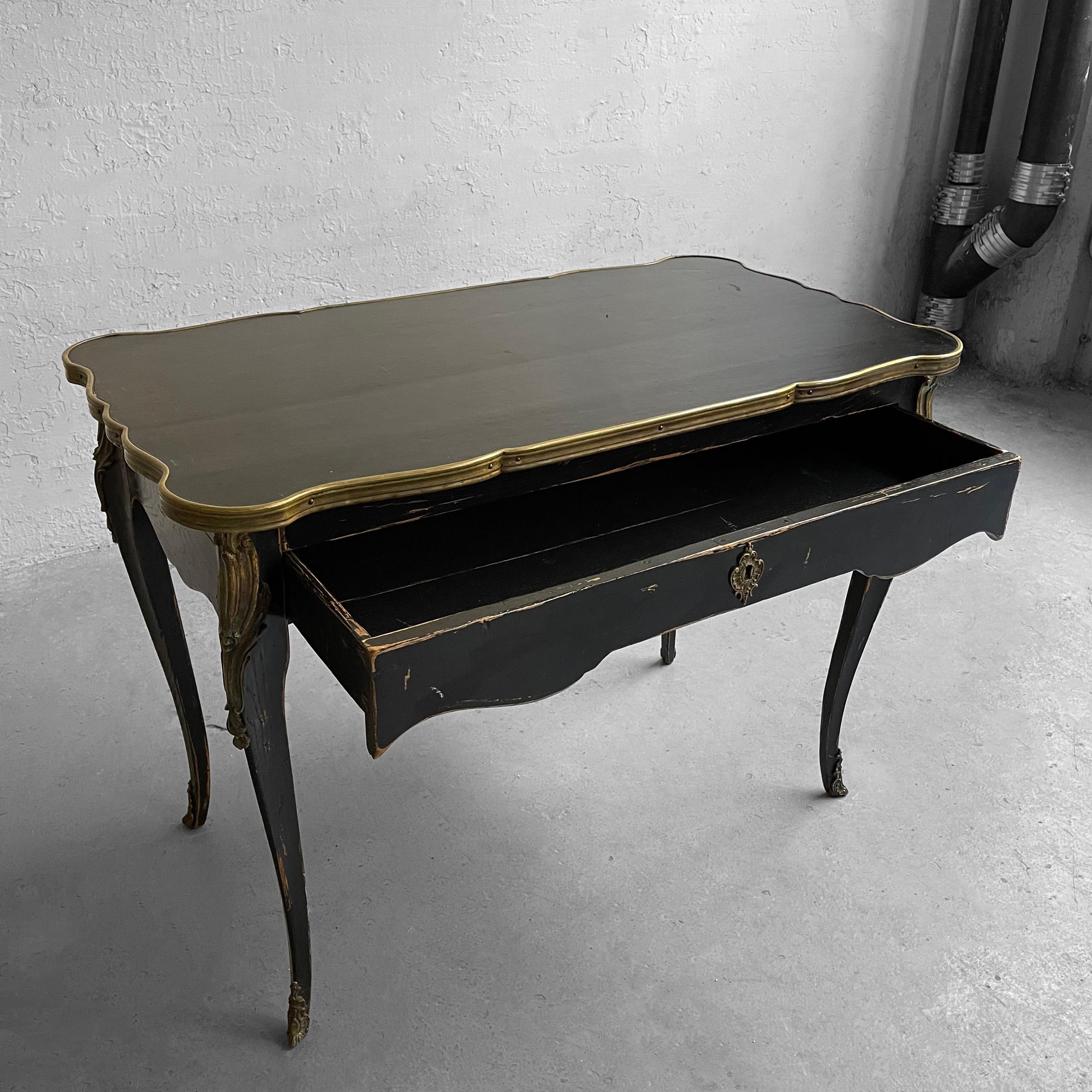 Französischer Schreibtisch im Louis-XV-Stil aus der Jahrhundertmitte (Lackiert) im Angebot