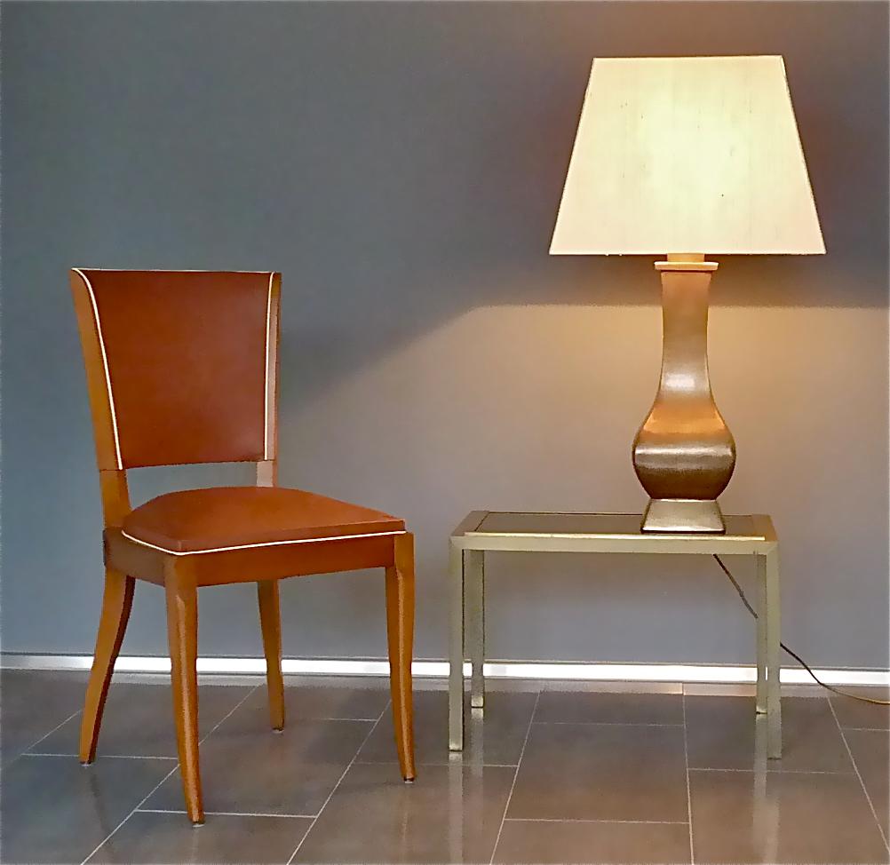 Französischer Couch-, Beistell- oder Endtisch von Maison Jansen, Frankreich um 1950 bis 1960. Der hochwertige und schwere Beistelltisch aus der Jahrhundertmitte, der mit Maison Bagues und Maison Charles vergleichbar ist, hat ein röhrenförmiges,