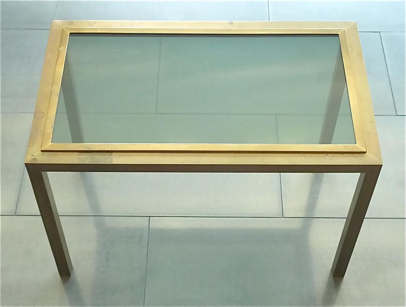 Mid-Century Modern Maison Jansen table d'appoint française mi-siècle en laiton patiné et verre, années 1960 en vente