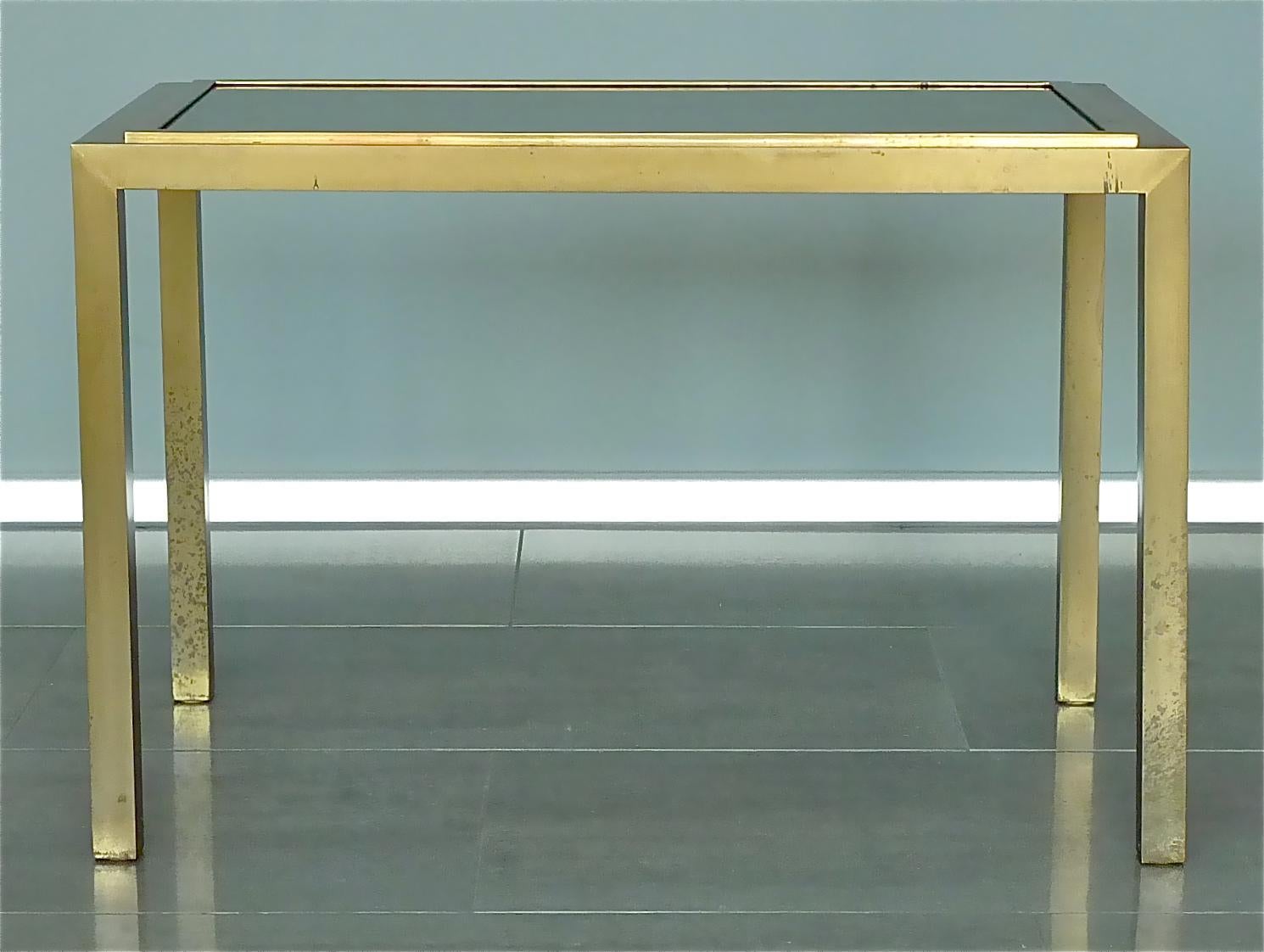 Verre Maison Jansen table d'appoint française mi-siècle en laiton patiné et verre, années 1960 en vente