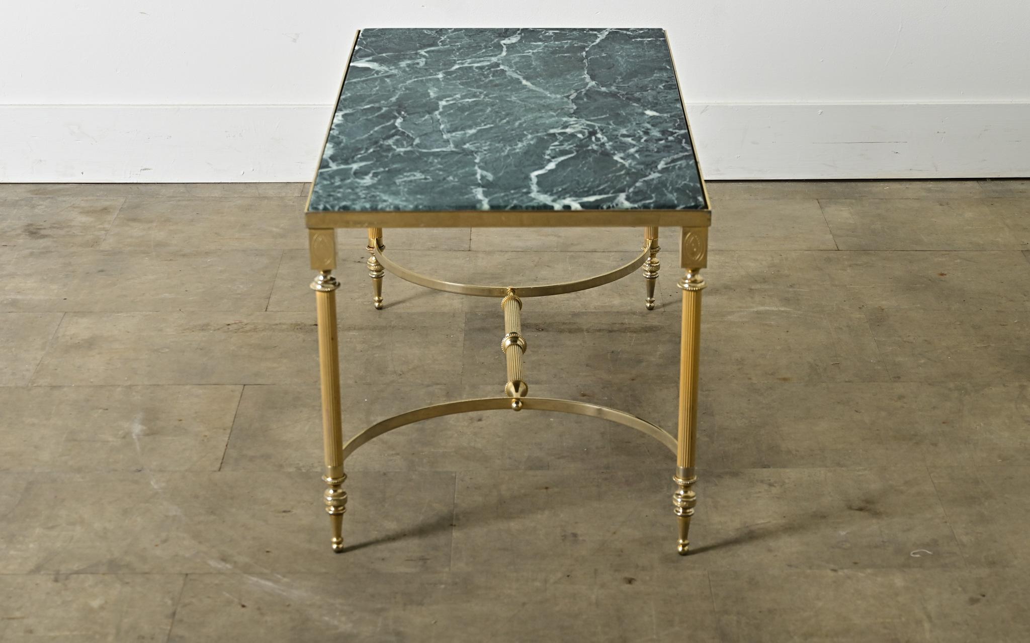 Table basse en marbre et laiton du milieu du siècle dernier en vente 2
