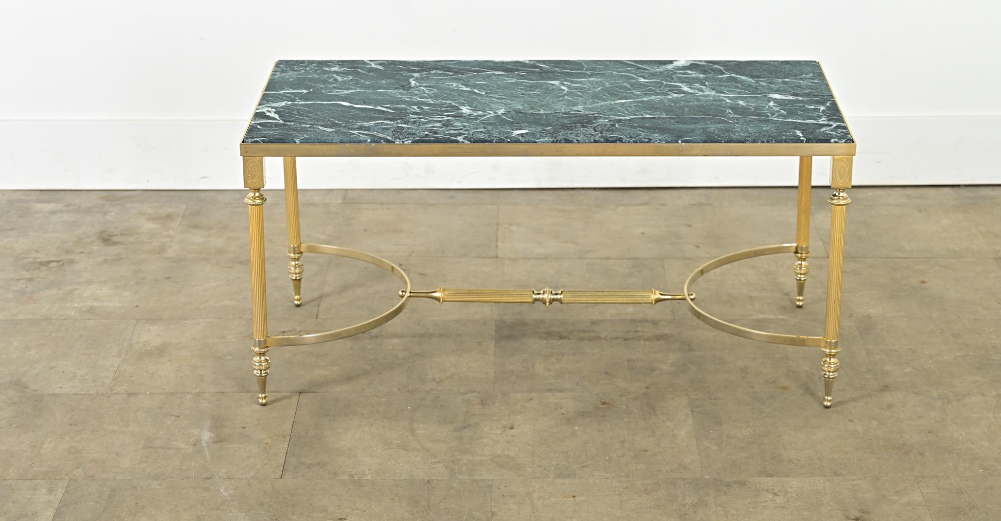 Table basse en marbre et laiton du milieu du siècle dernier en vente 3