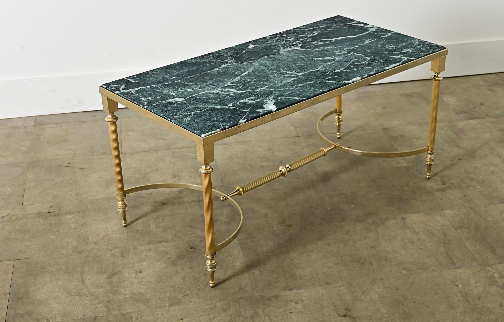Table à café/cocktail vintage en laiton et marbre de style français du milieu du siècle, dans le style de la légendaire Maison Jansen, pour ajouter instantanément du glamour à une pièce. Reflétant les codes esthétiques typiques du goût Hollywood