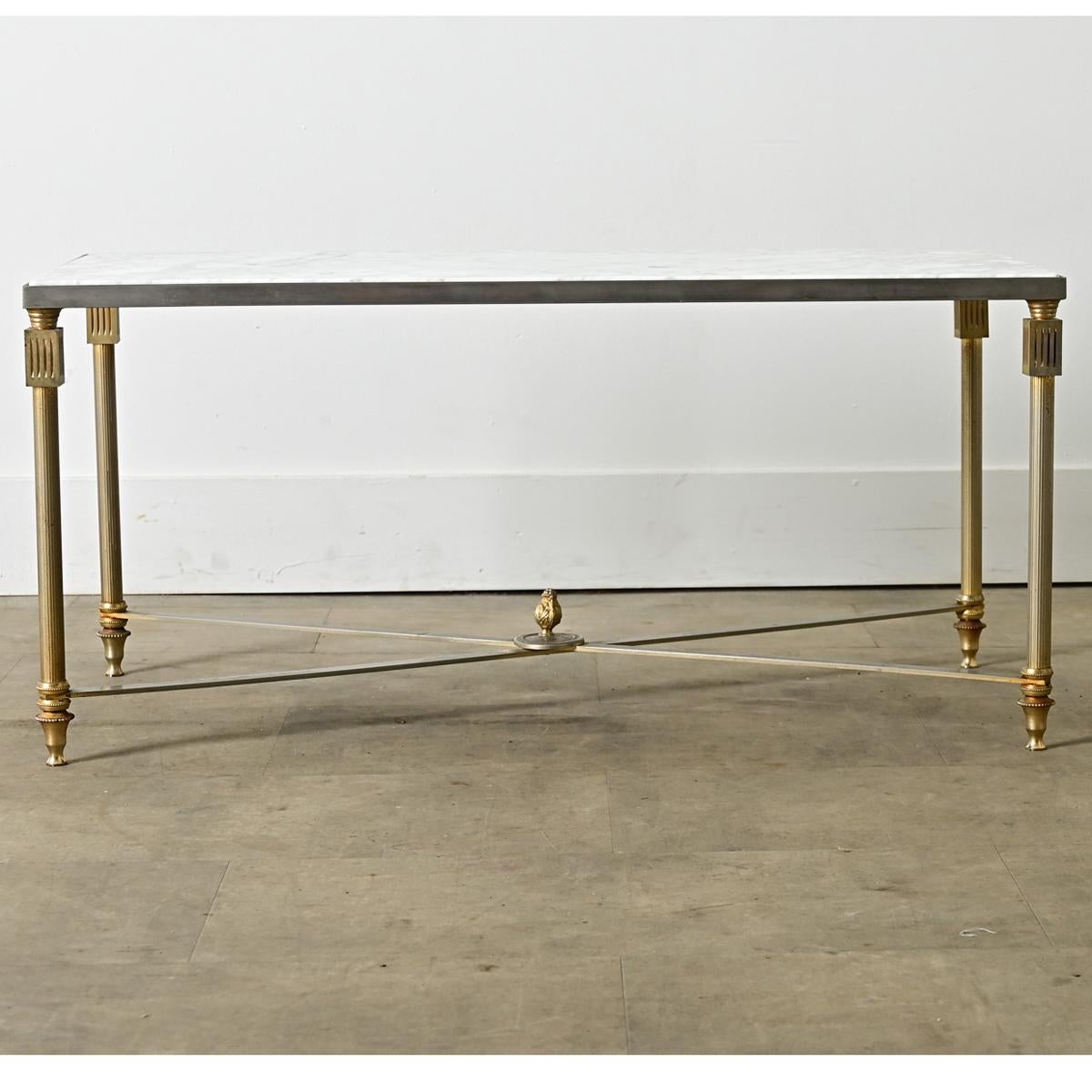 Table à café/cocktail vintage en laiton et marbre de style français du milieu du siècle, dans le style de la légendaire Maison Jansen. Reflétant les codes esthétiques typiques du goût Hollywood Regency, le cadre en laiton poli reçoit quelques