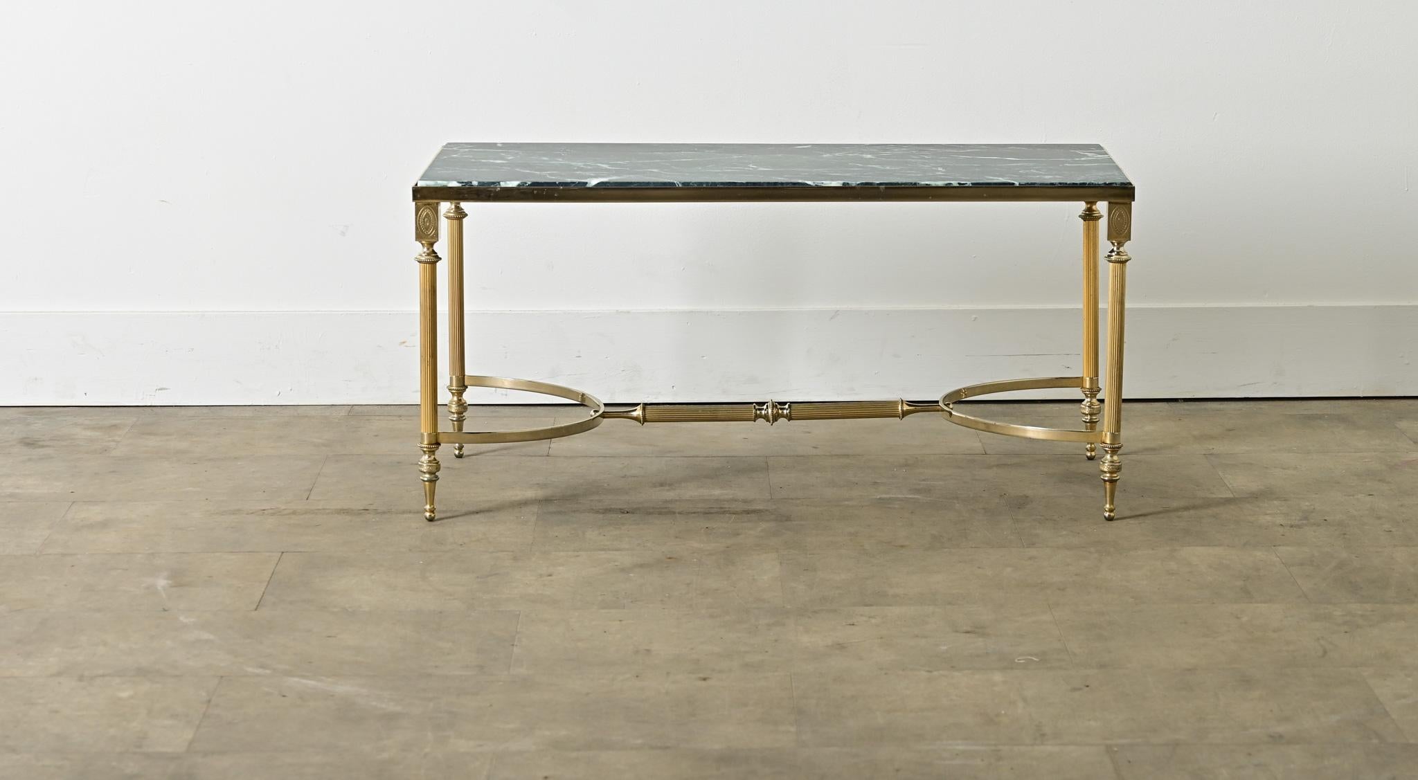 Hollywood Regency Table basse en marbre et laiton du milieu du siècle dernier en vente