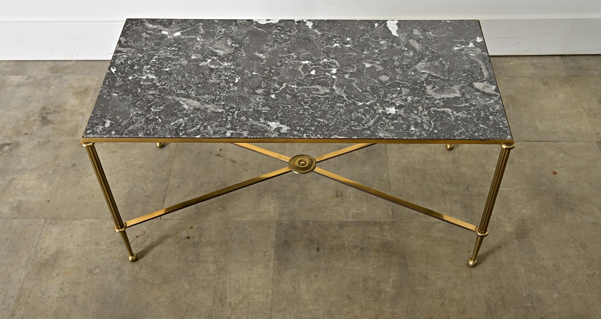 Mesa baja francesa de mármol y latón de mediados de siglo Francés en venta