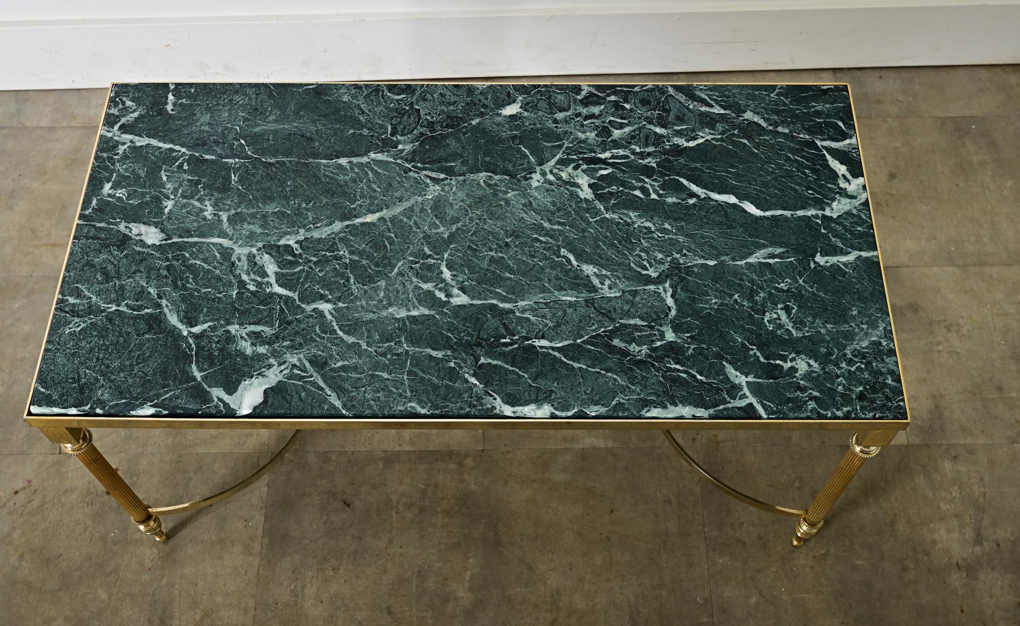 Moulage Table basse en marbre et laiton du milieu du siècle dernier en vente