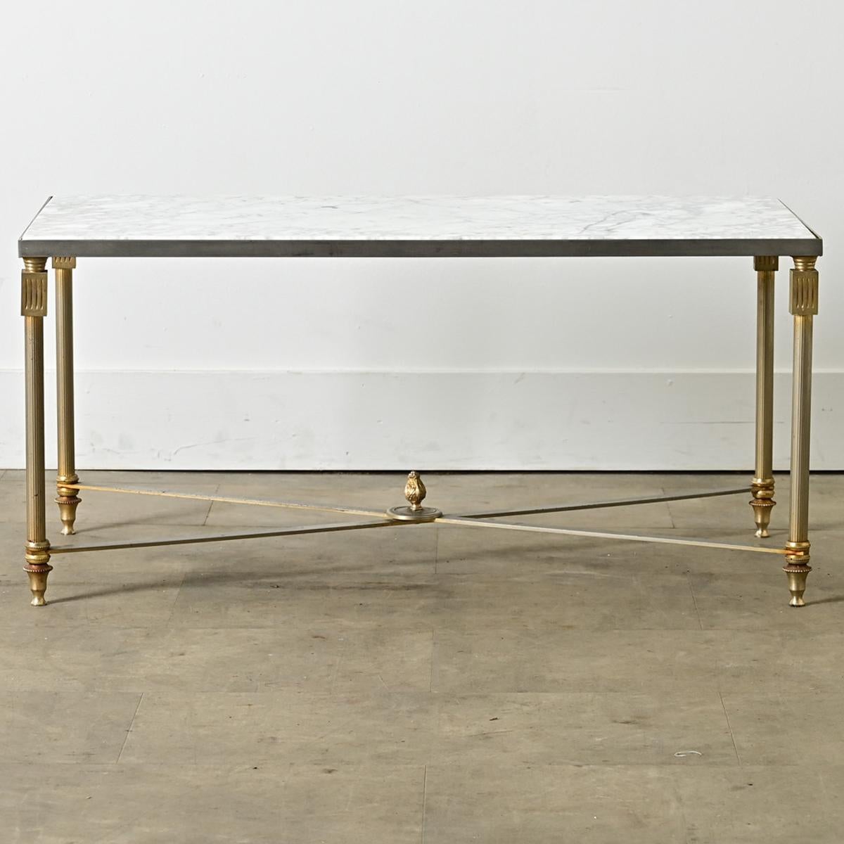 Moulage Table basse en marbre et laiton du milieu du siècle dernier en vente