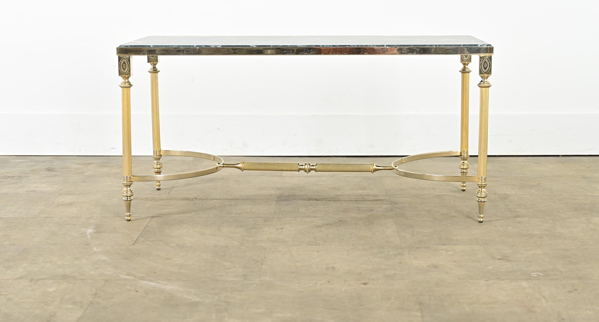 Table basse en marbre et laiton du milieu du siècle dernier Bon état - En vente à Baton Rouge, LA