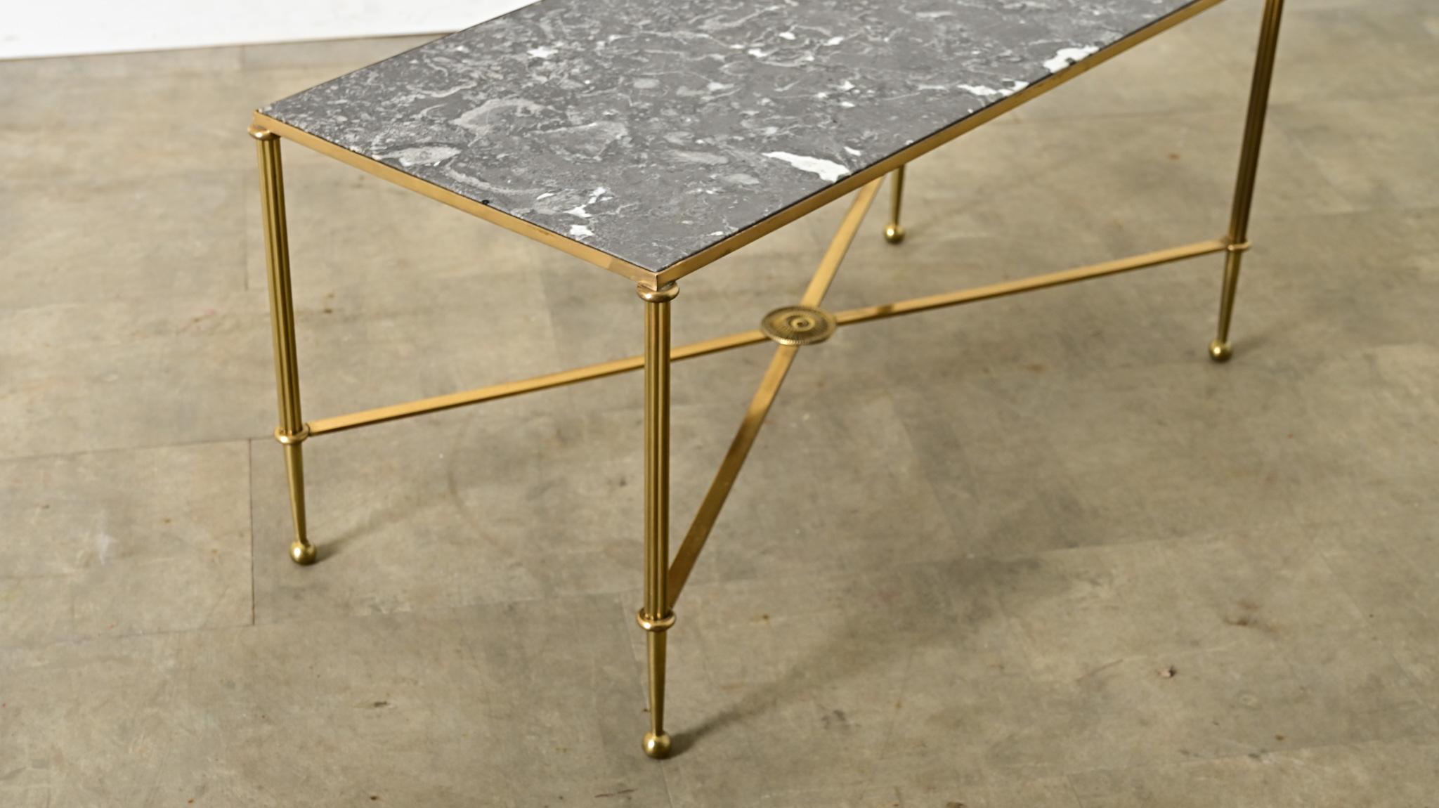 Mesa baja francesa de mármol y latón de mediados de siglo en Bueno estado para la venta en Baton Rouge, LA