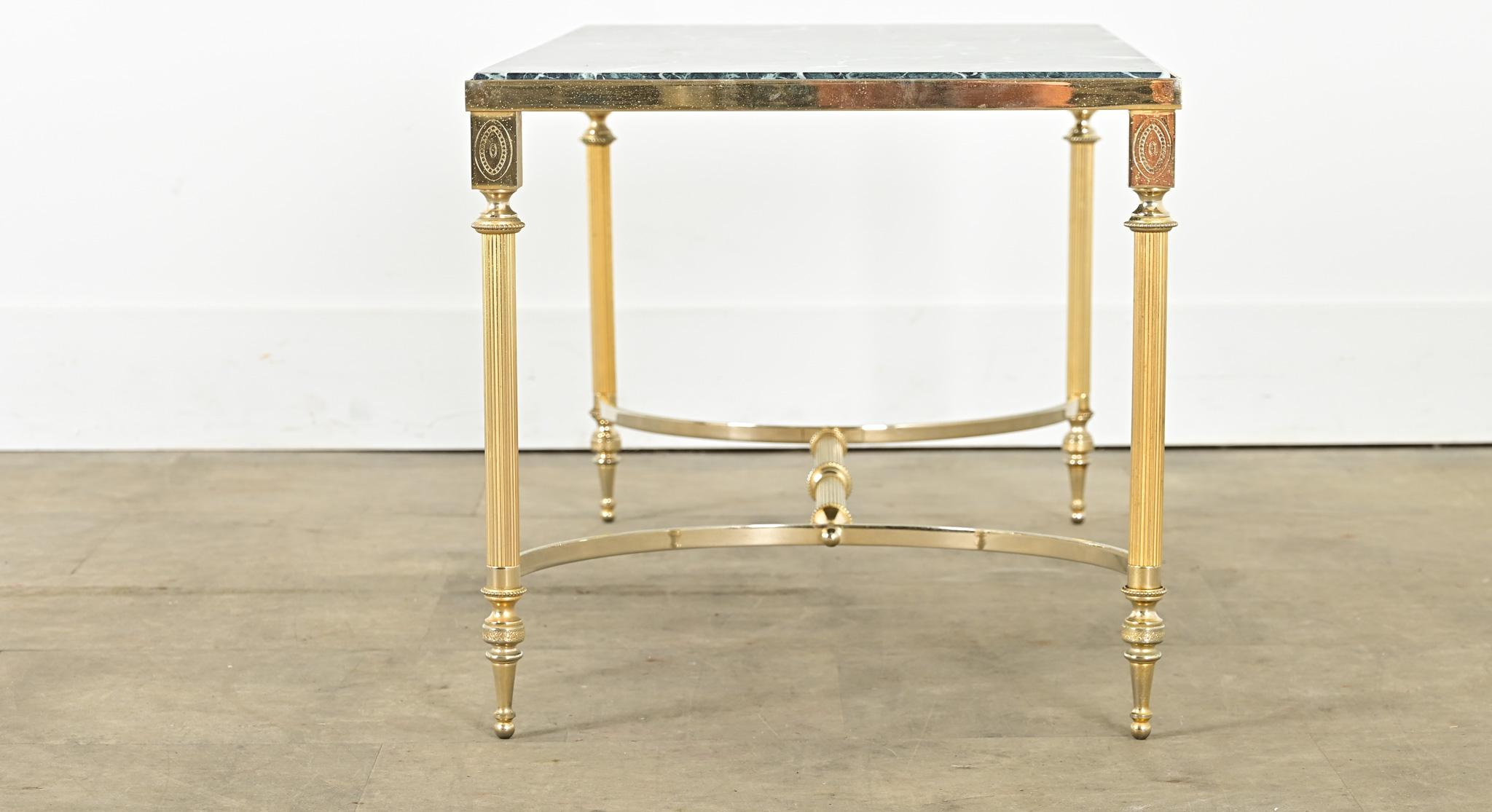20ième siècle Table basse en marbre et laiton du milieu du siècle dernier en vente