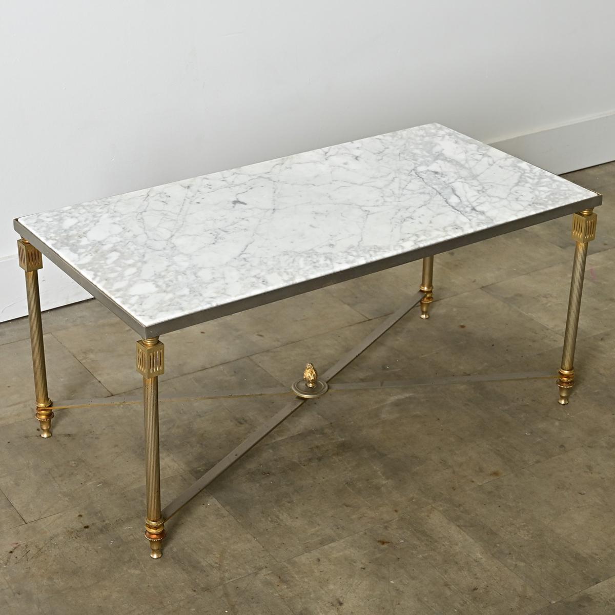 20ième siècle Table basse en marbre et laiton du milieu du siècle dernier en vente