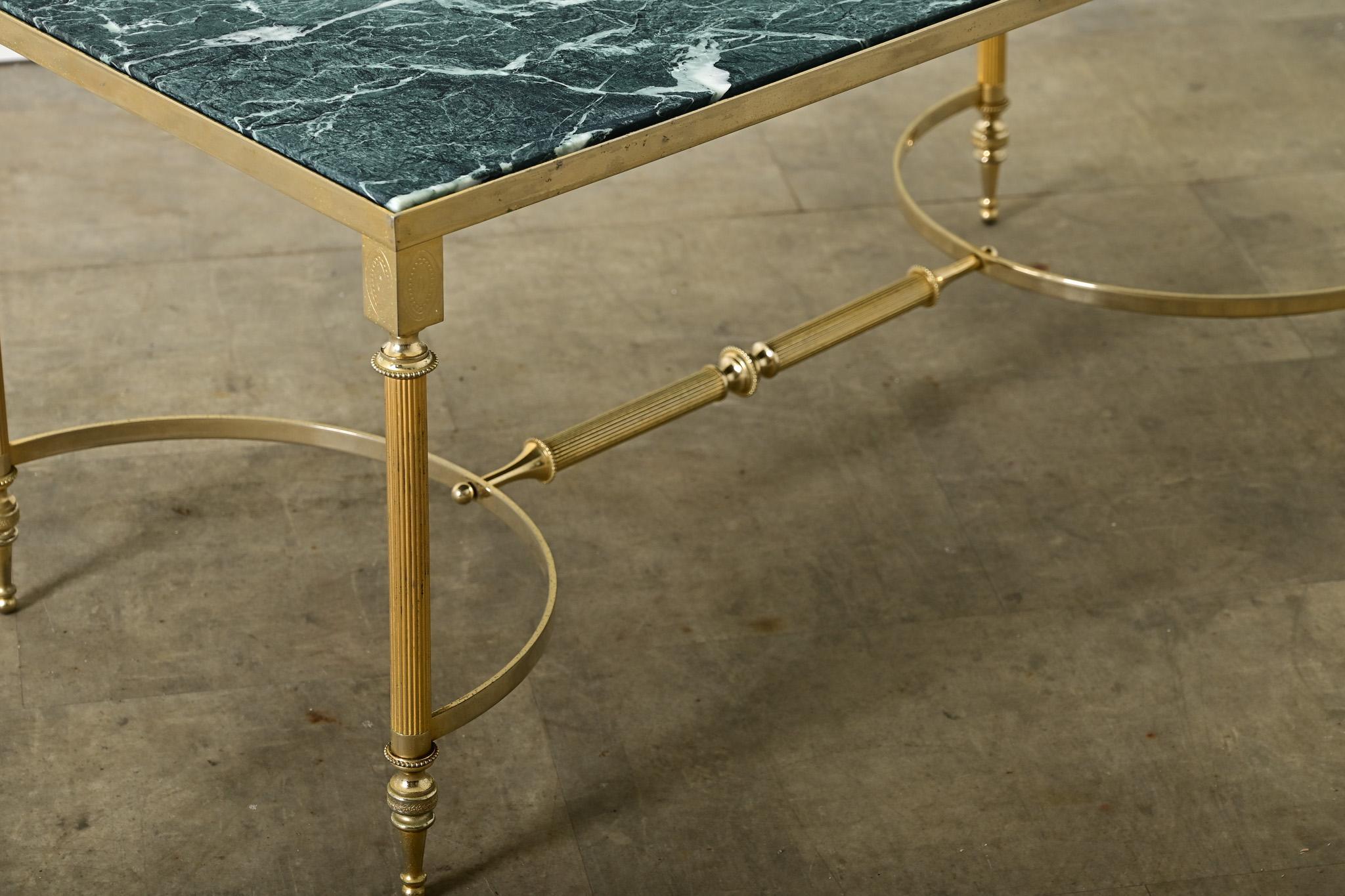 Table basse en marbre et laiton du milieu du siècle dernier en vente 1