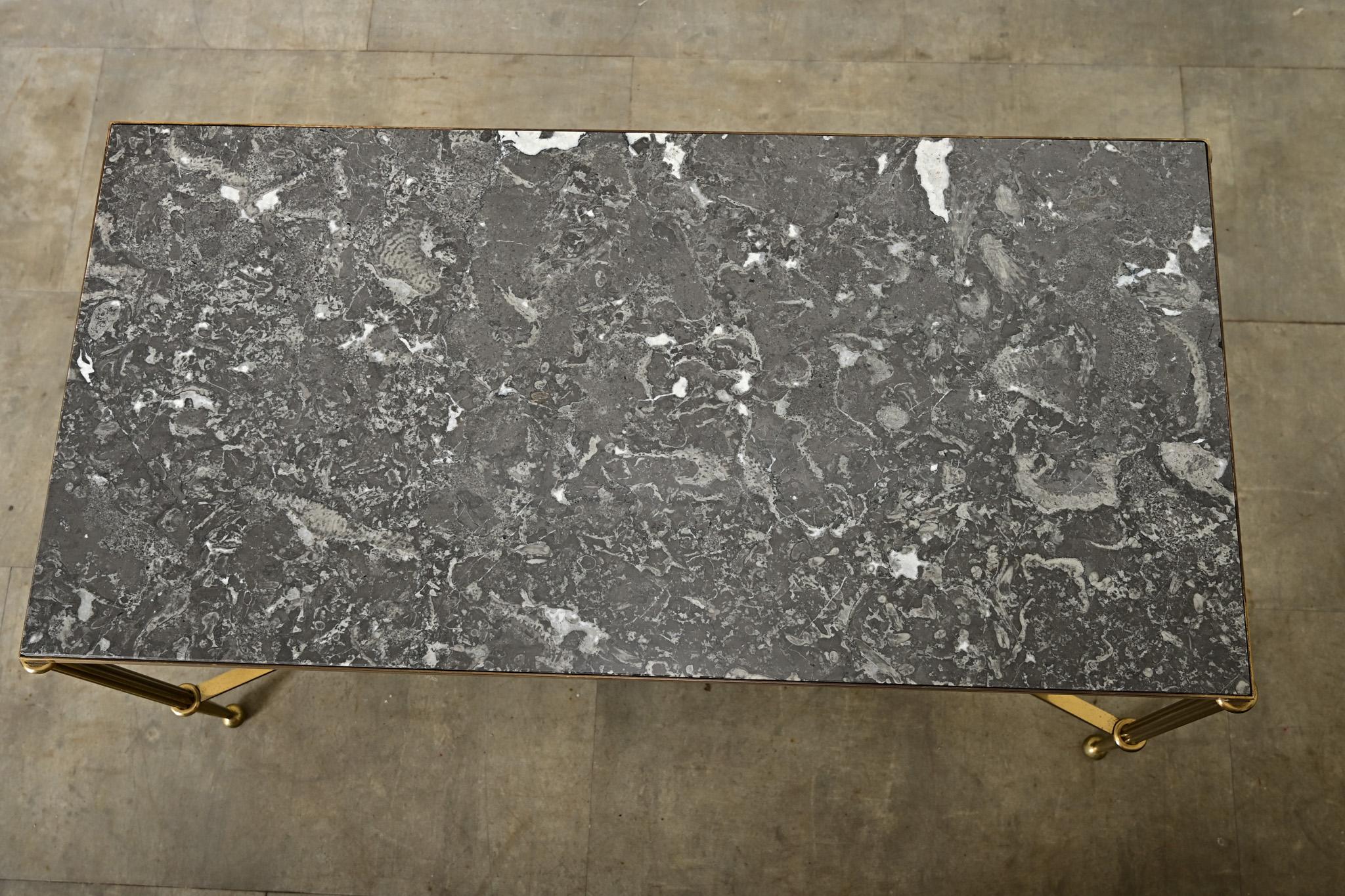 Mesa baja francesa de mármol y latón de mediados de siglo en venta 1
