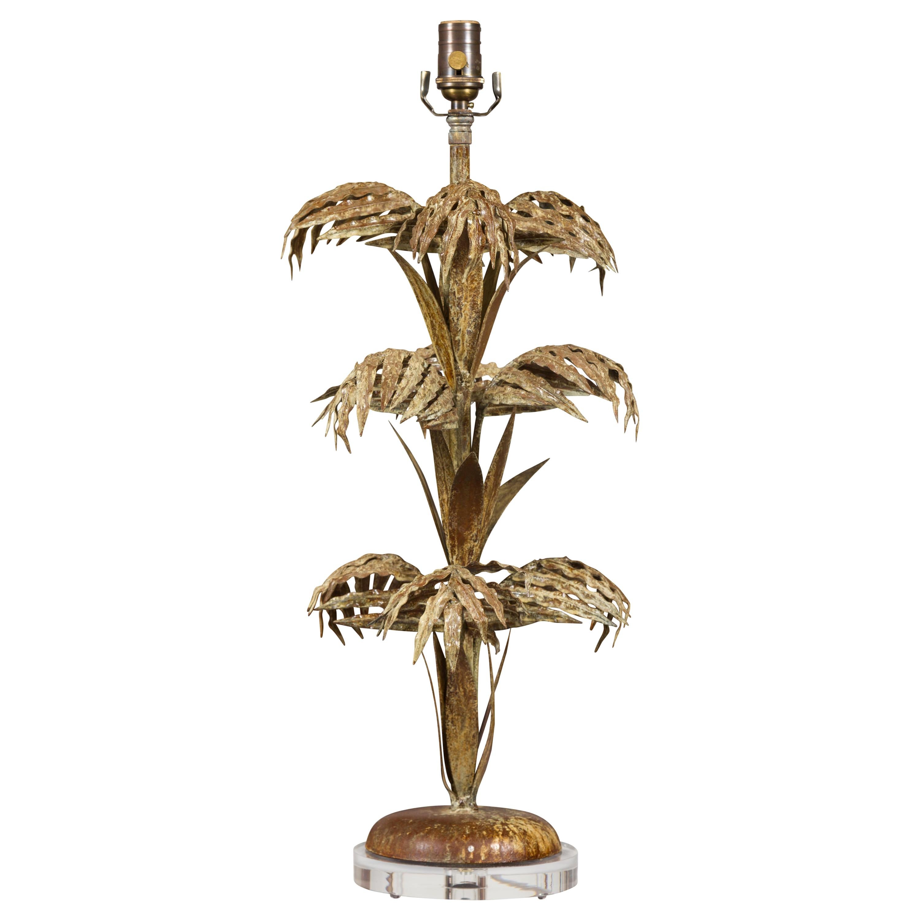 Dreistöckige französische Palmenlampe aus Metall aus der Mitte des Jahrhunderts mit maßgefertigtem Lucite-Sockel