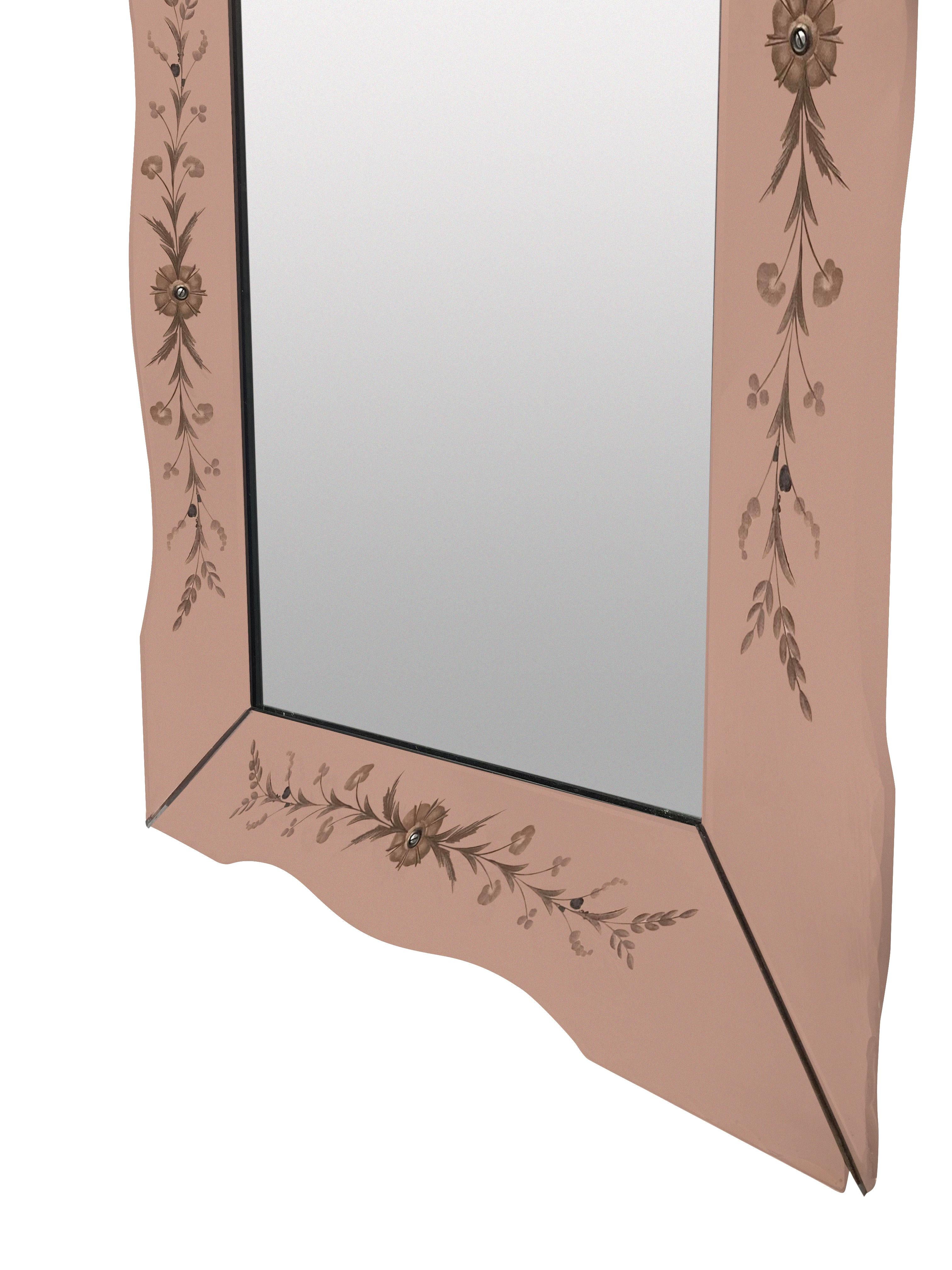 Miroir biseauté du milieu du siècle dernier, avec une bordure gravée de couleur rose.