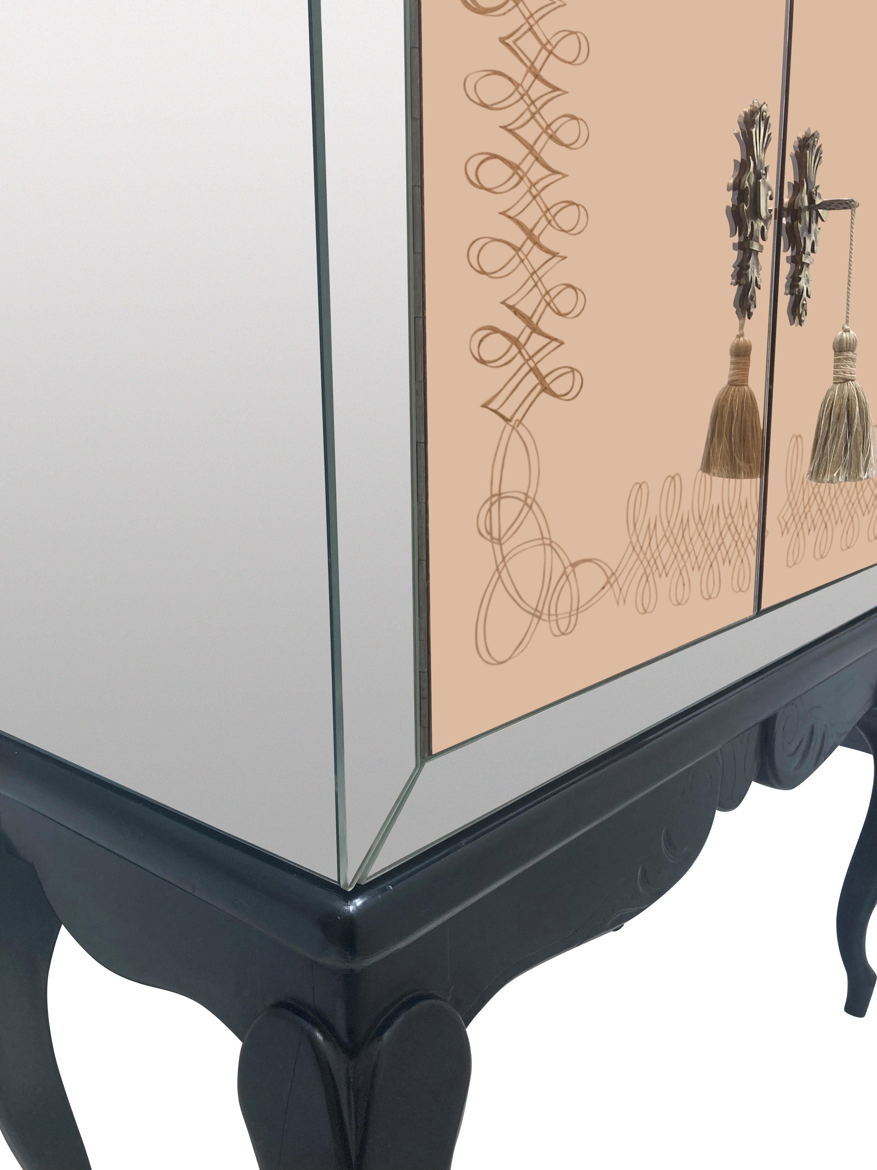 Mueble Bar con Espejo y Pie Francés de Mitad de Siglo Moderno de mediados de siglo en venta