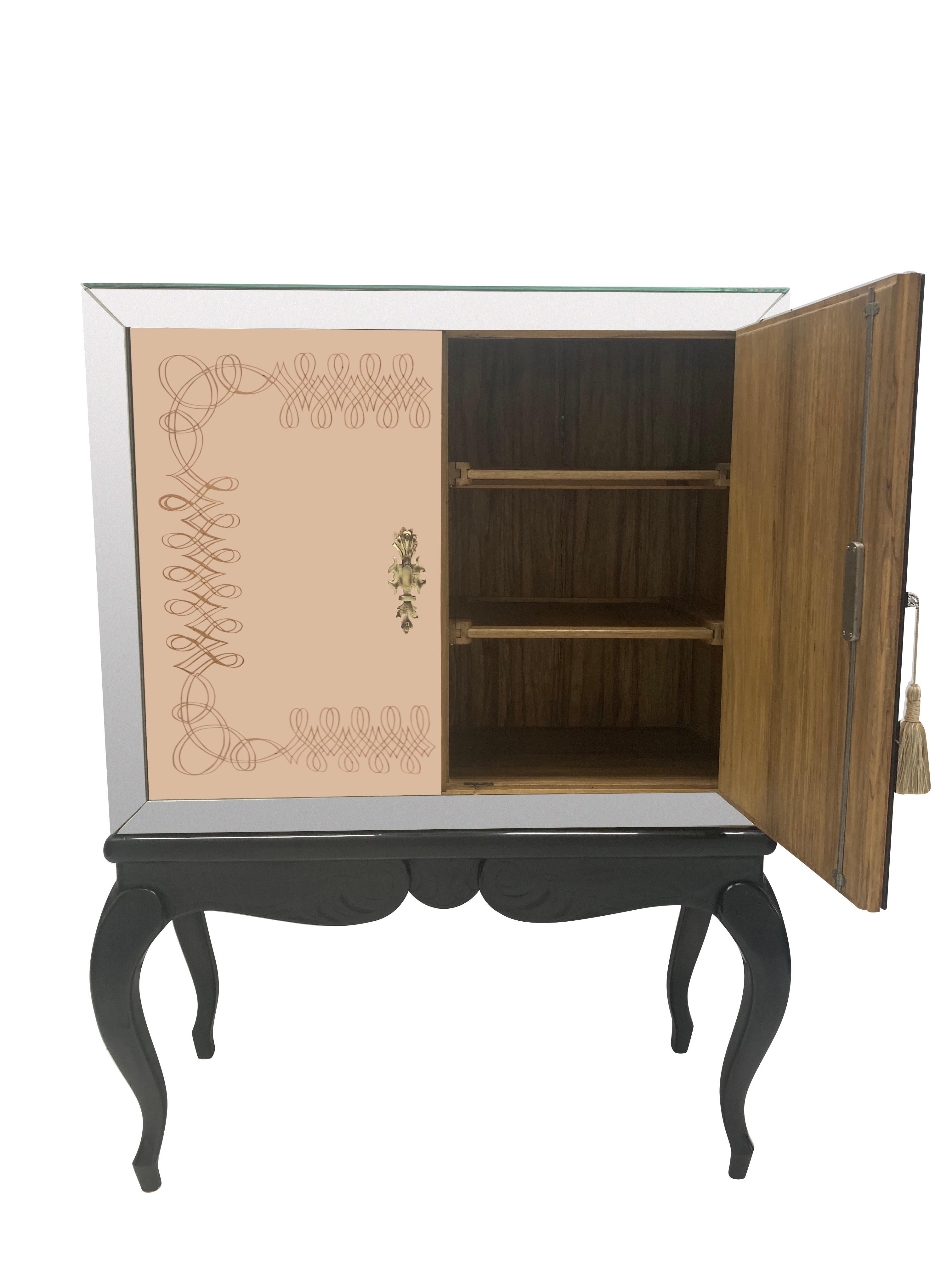 Mueble Bar con Espejo y Pie Francés de Mitad de Siglo Latón en venta