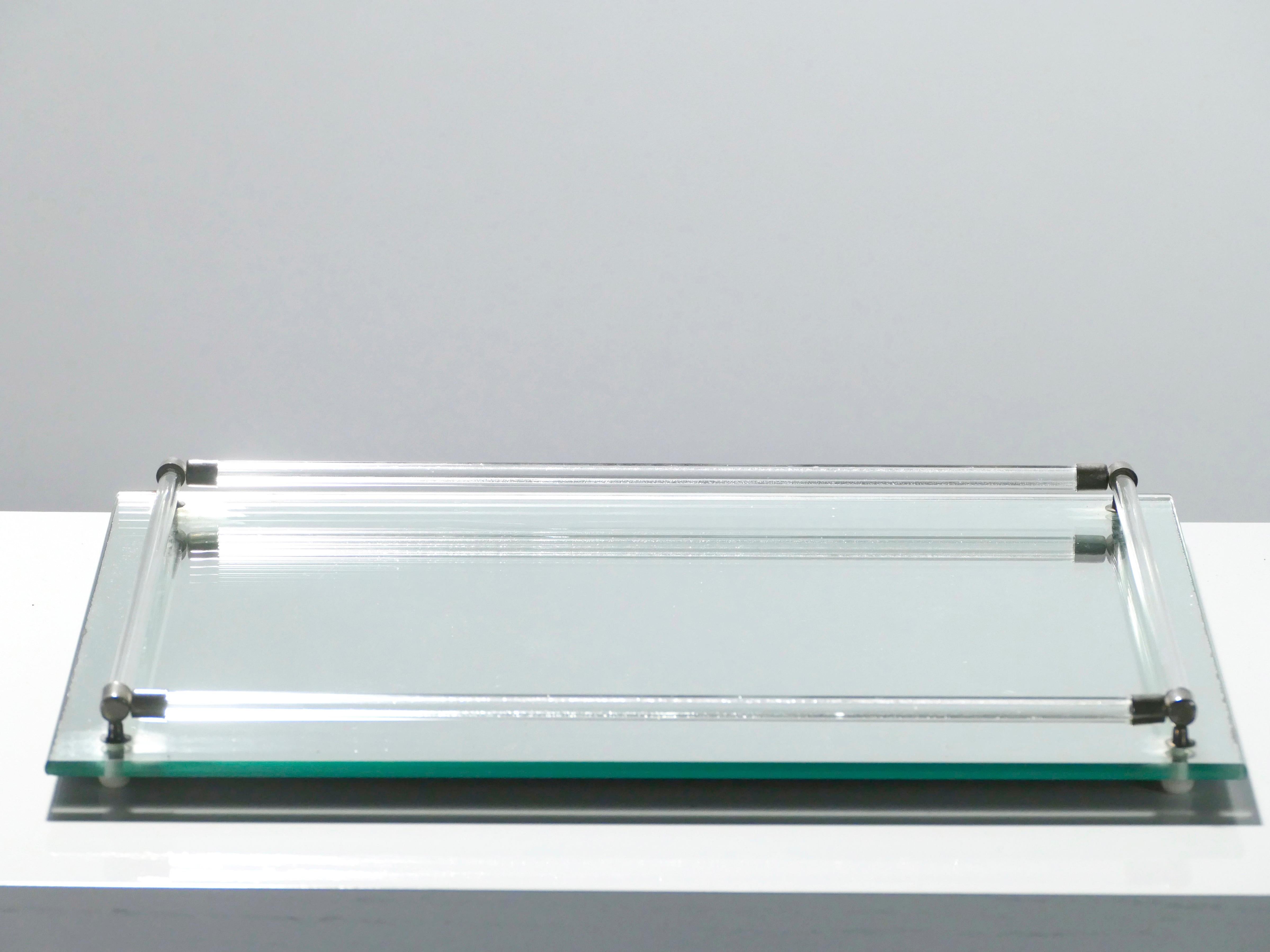 Dieses schöne Vintage-Tablett vereint Spiegel und Nickel zu einem mühelos coolen Design. Dieses nach dem Vorbild des Art-Déco-Meisters Jacques Adnet gestaltete Stück ist faszinierend, schick und langlebig. Es kann als dekoratives Element in Ihrem