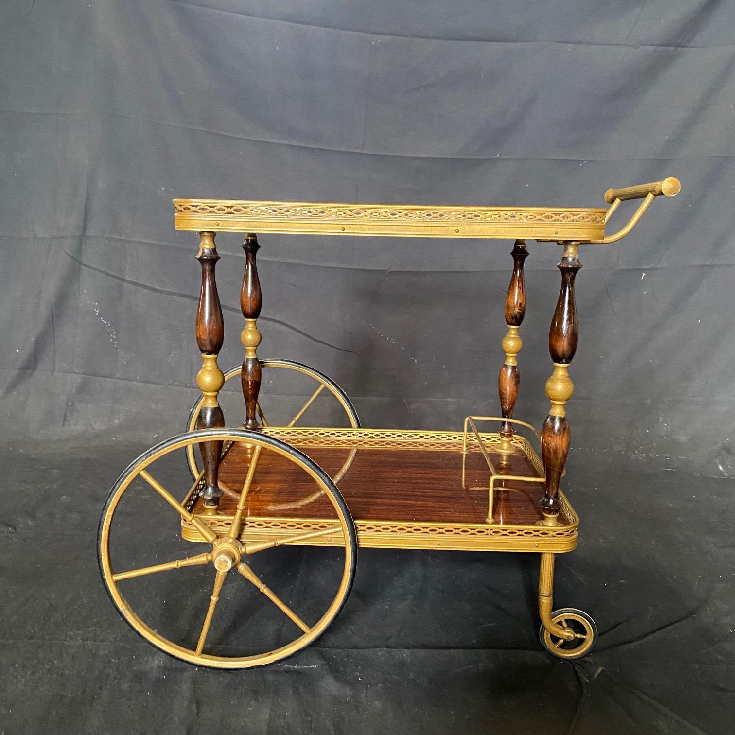 Français  Chariot de bar ou chariot de bar français moderne du milieu du siècle dernier avec laiton et formica  en vente