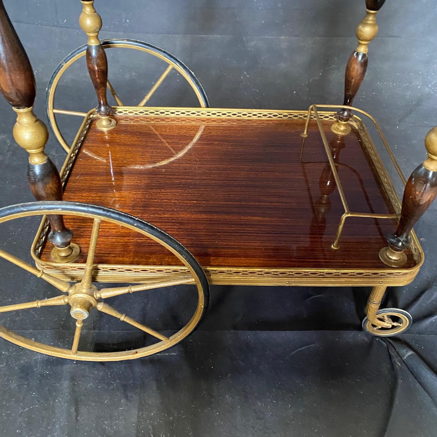  Chariot de bar ou chariot de bar français moderne du milieu du siècle dernier avec laiton et formica  Bon état - En vente à Hopewell, NJ