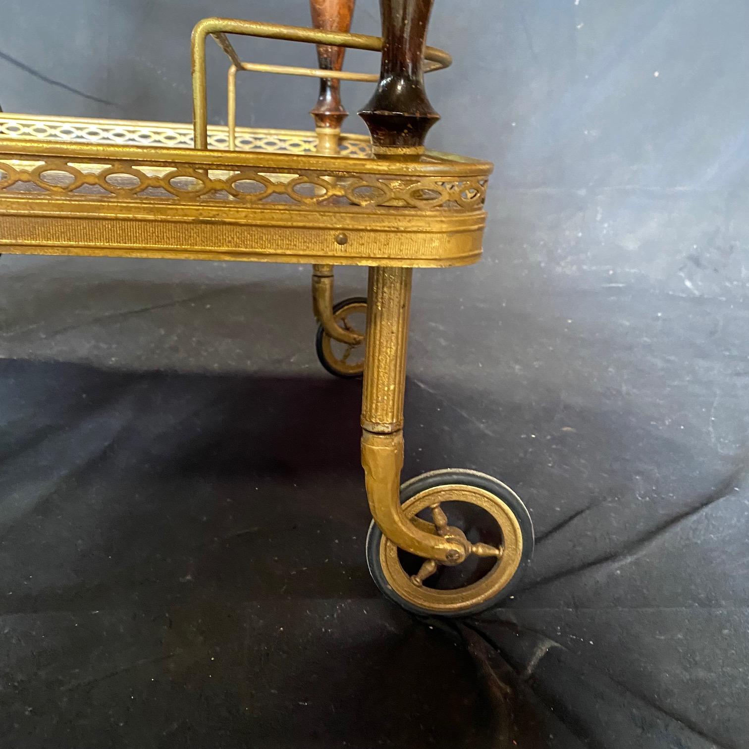 Milieu du XXe siècle  Chariot de bar ou chariot de bar français moderne du milieu du siècle dernier avec laiton et formica  en vente