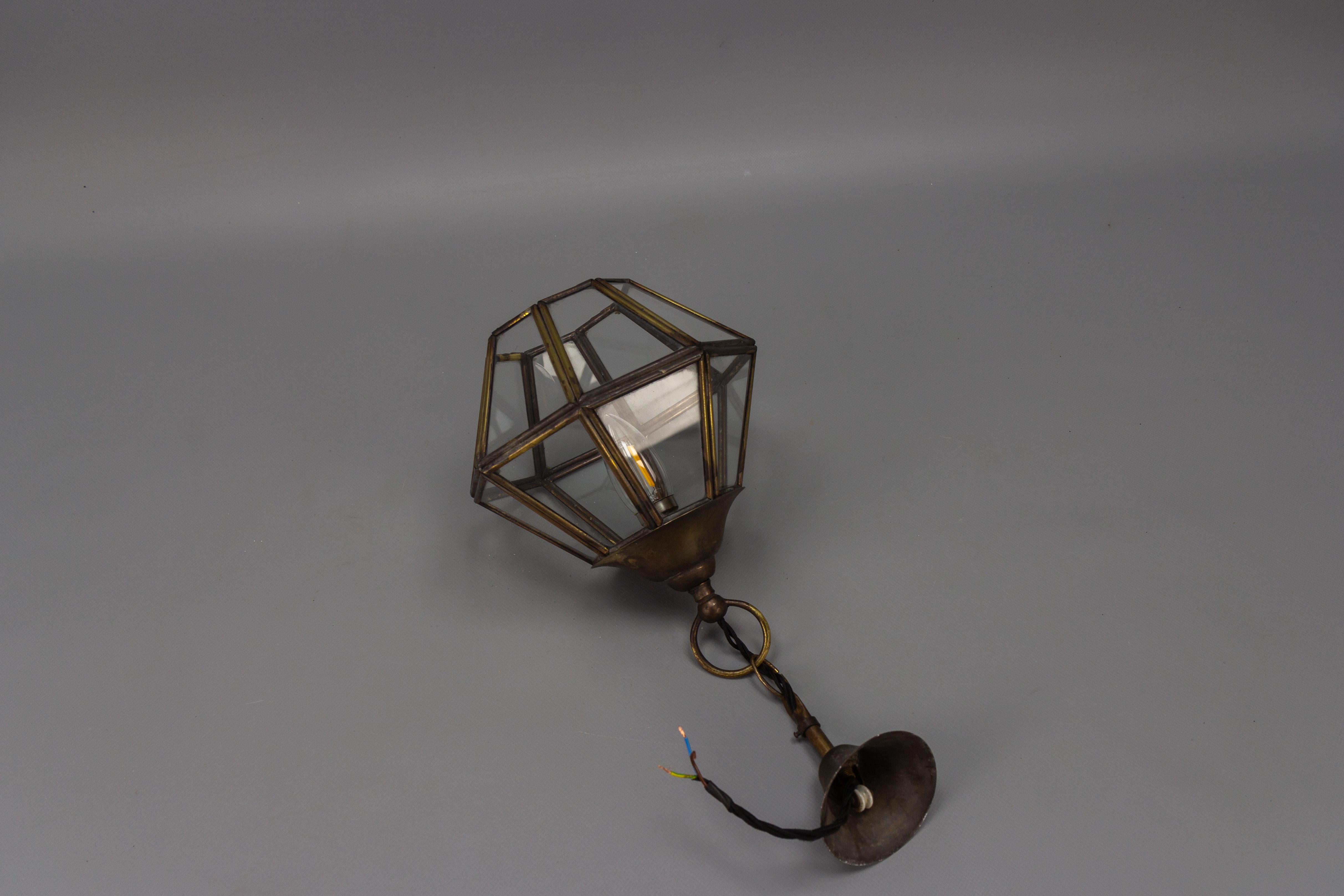 Lanterne suspendue octogonale en laiton et verre transparent The Moderns en vente 8