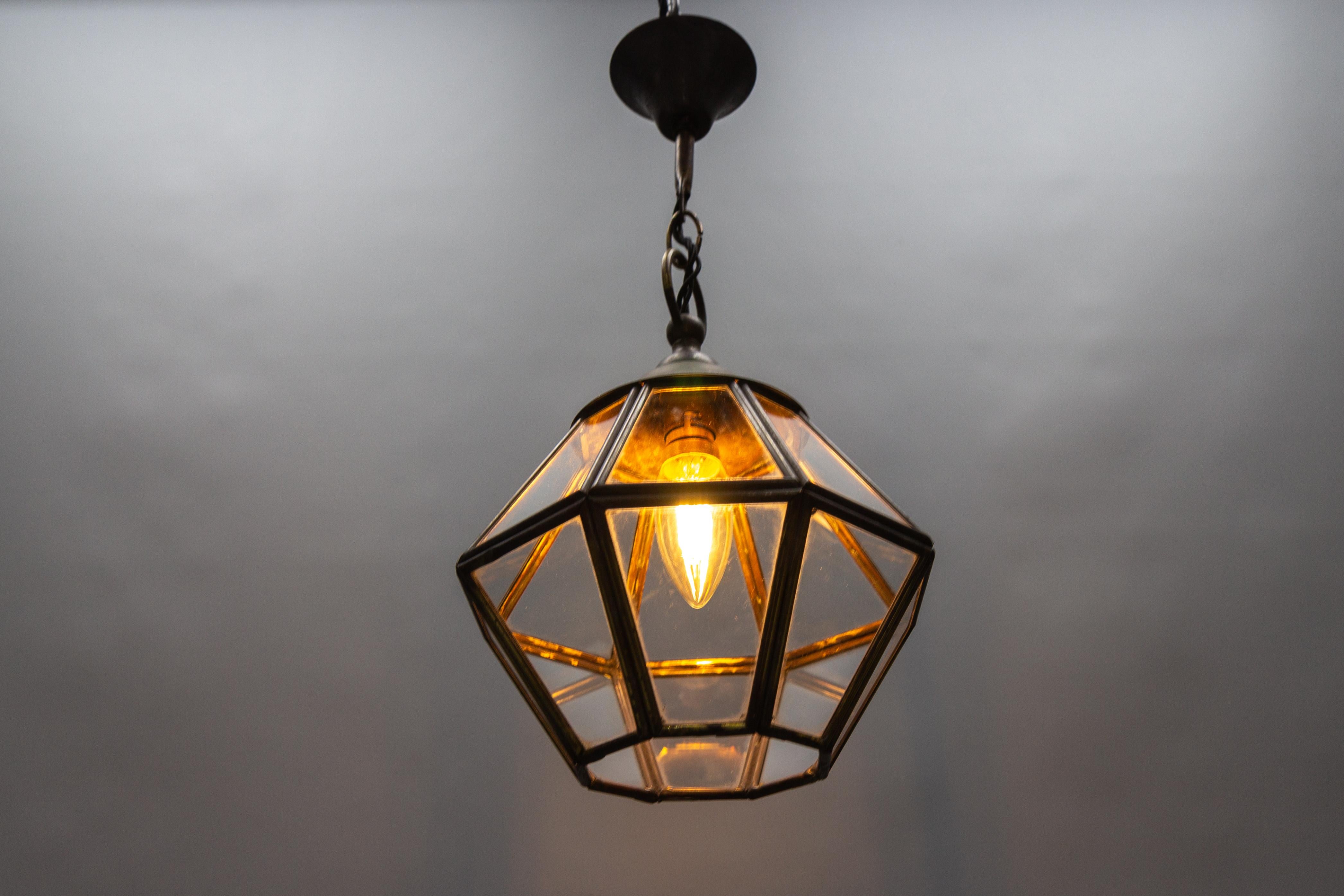 Lanterne suspendue octogonale en laiton et verre transparent The Moderns en vente 13