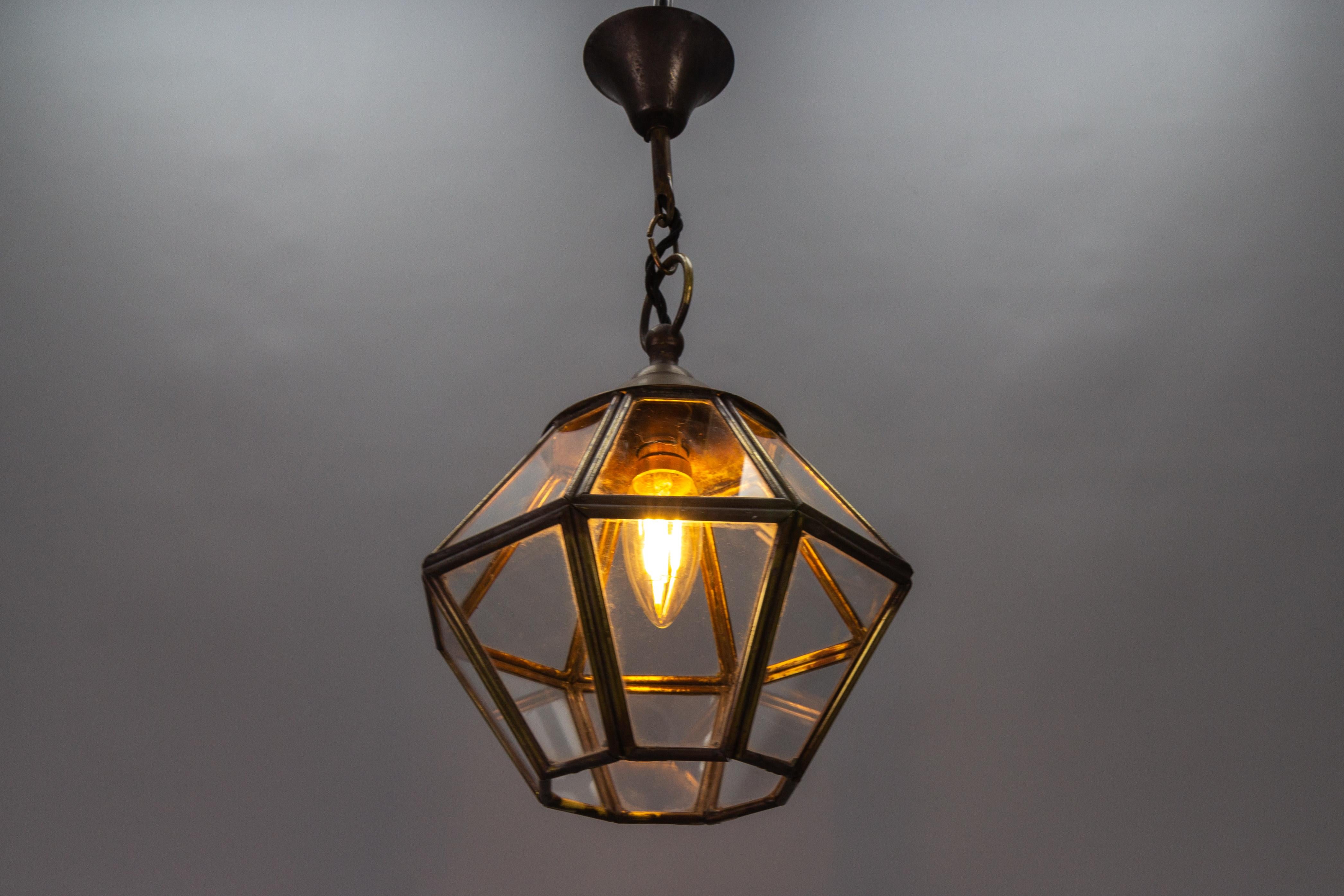 French Midcentury-Modern Brass and Clear Glass Octagonal Hanging Lantern In Good Condition For Sale In Barntrup, DE