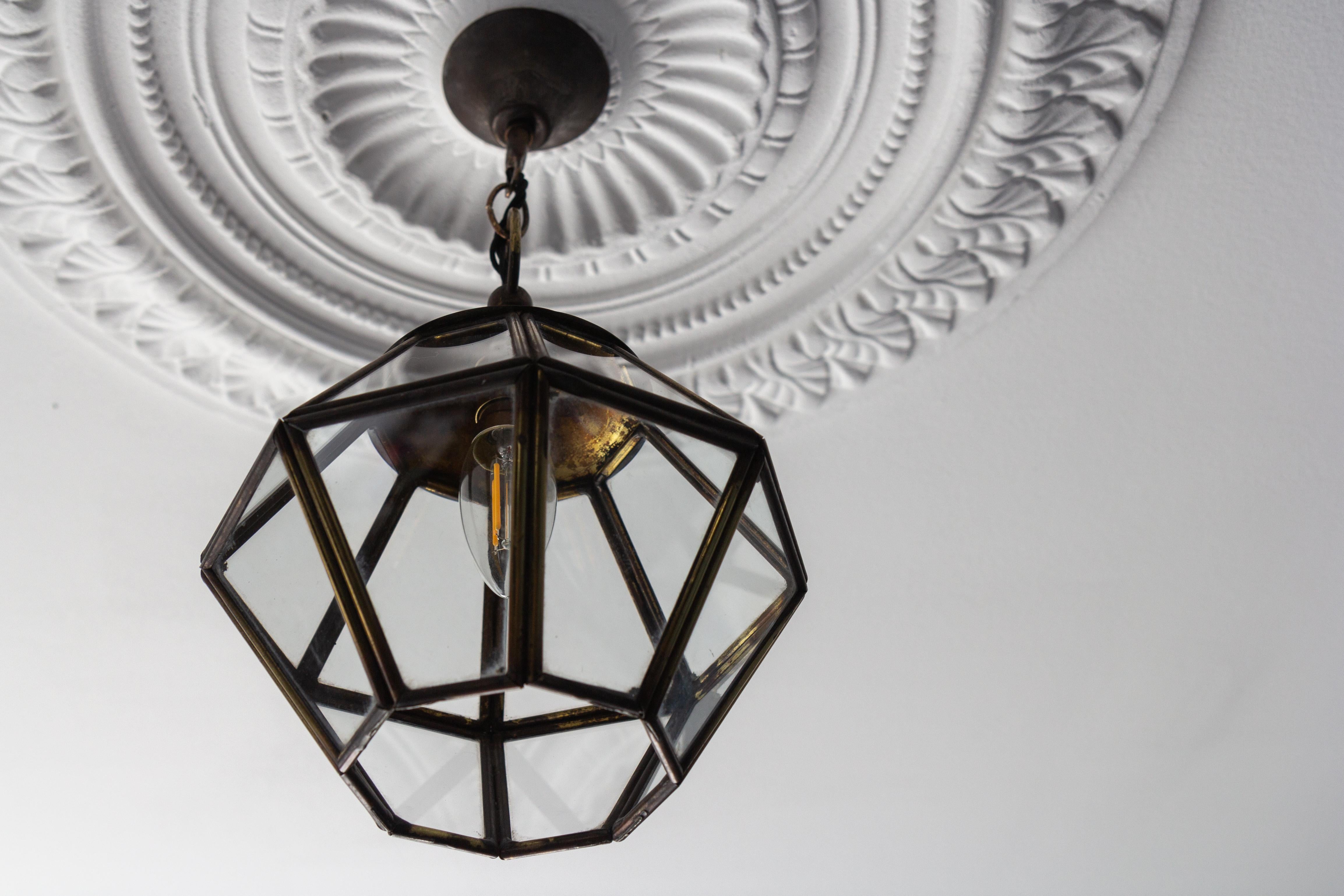 Lanterne suspendue octogonale en laiton et verre transparent The Moderns en vente 2