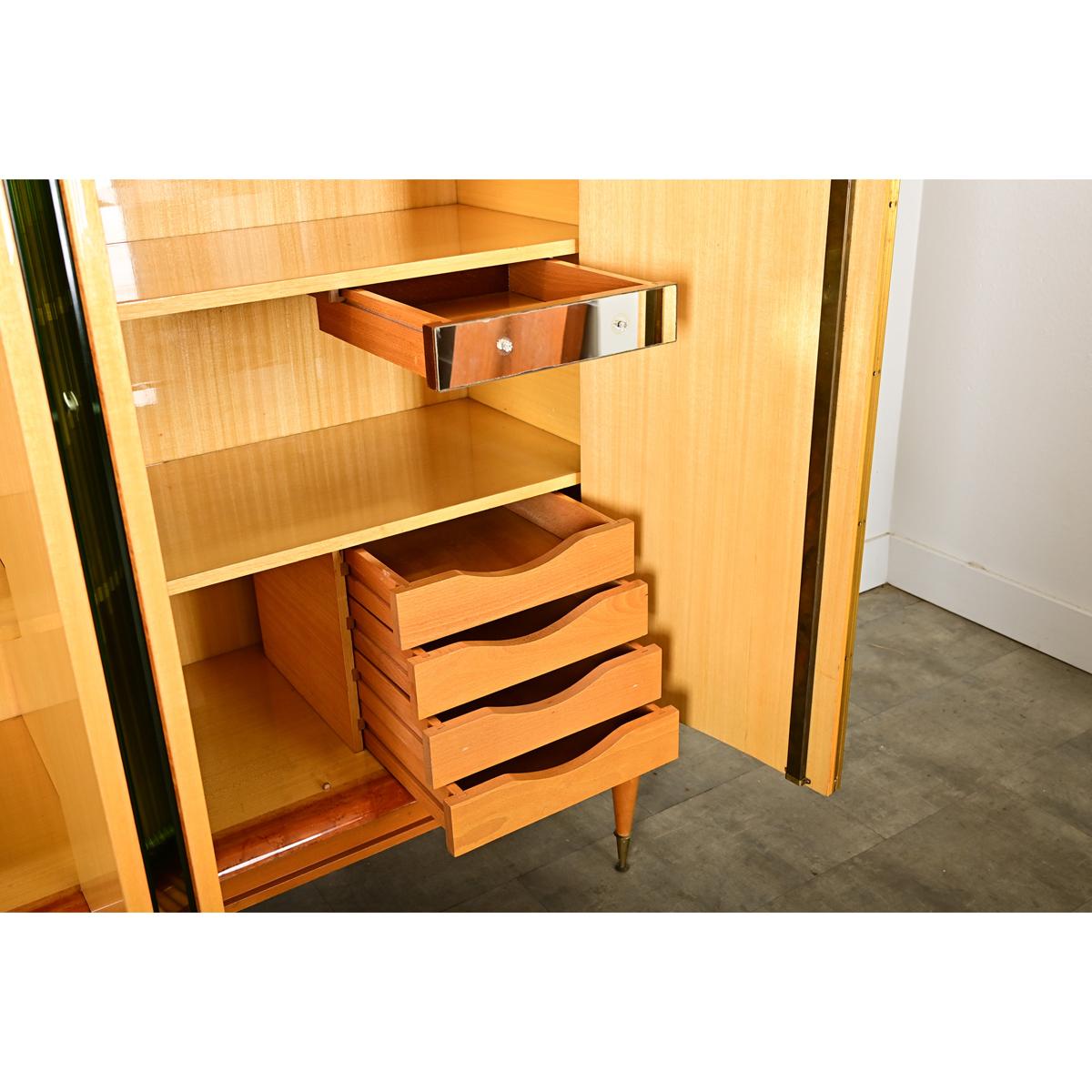 Französischer Midcentury Modern Ahorn Kleiderschrank im Zustand „Gut“ im Angebot in Baton Rouge, LA