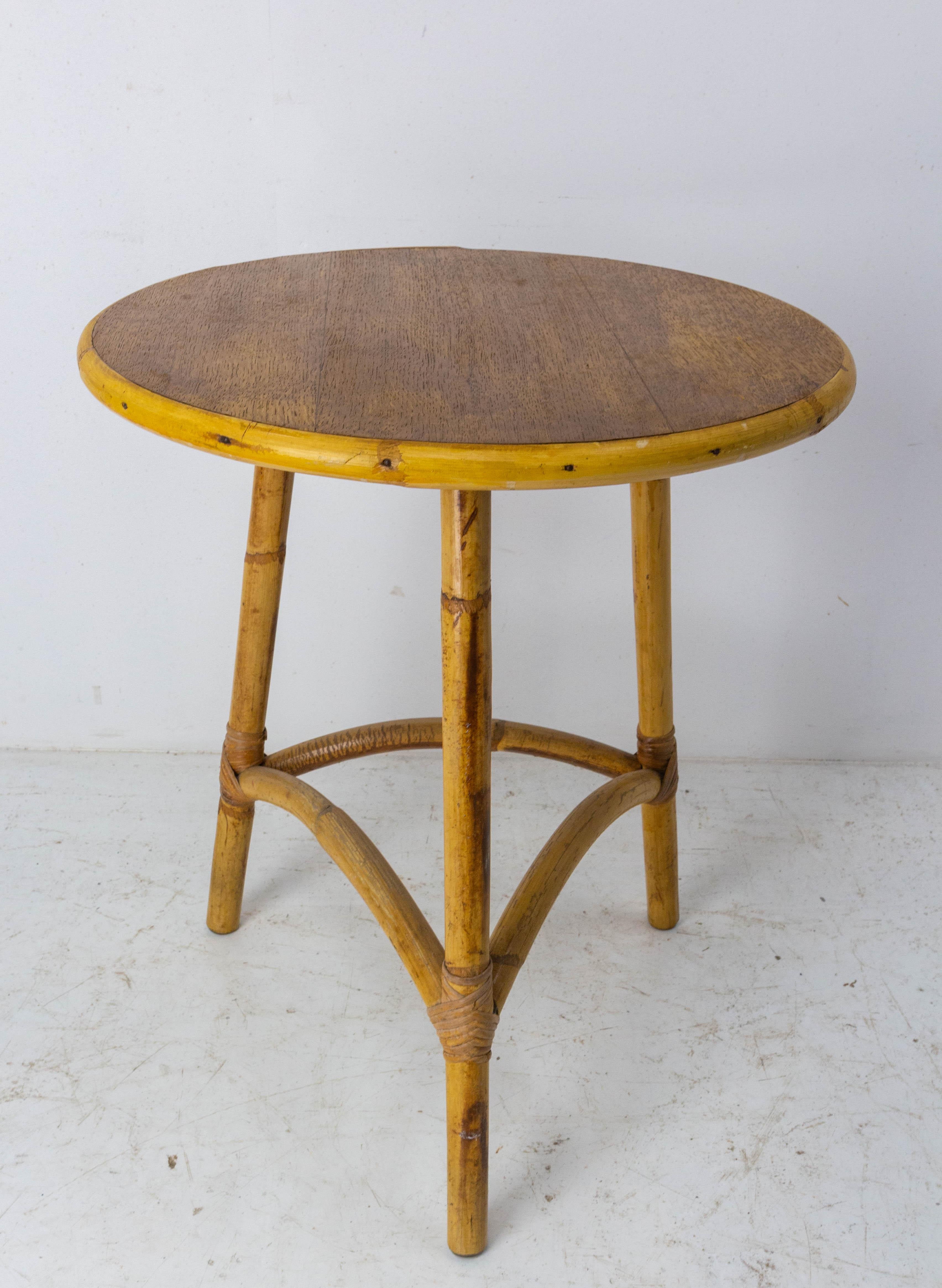 Side or end table circa 1950, round top and three legs
French 
Rattan
Good vintage condition

Shipping 
D52 H61 3,6 kg.
 