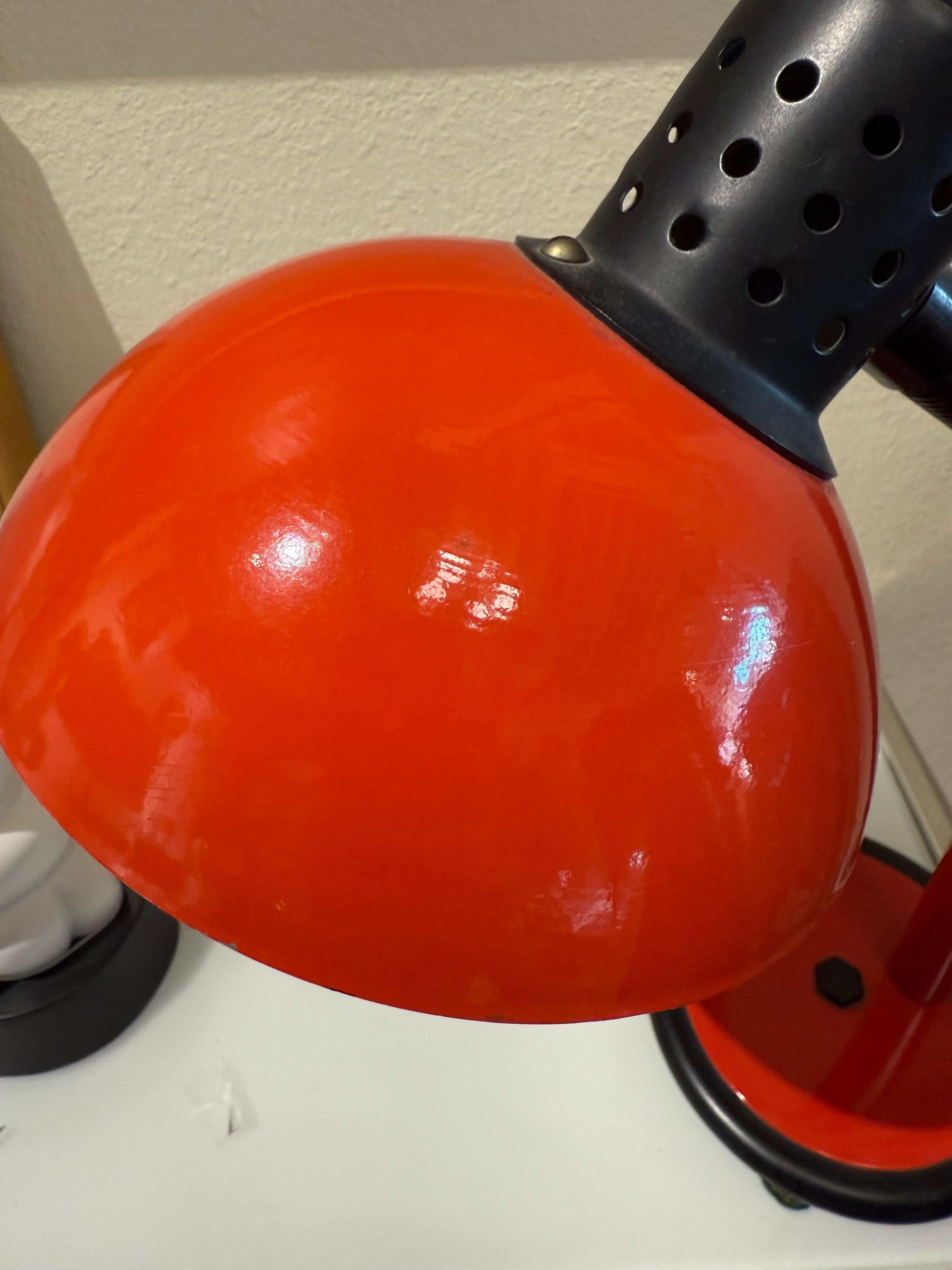 Rot-schwarze tischlampe von Aluminor aus der französischen Mitte des Jahrhunderts (Moderne der Mitte des Jahrhunderts) im Angebot