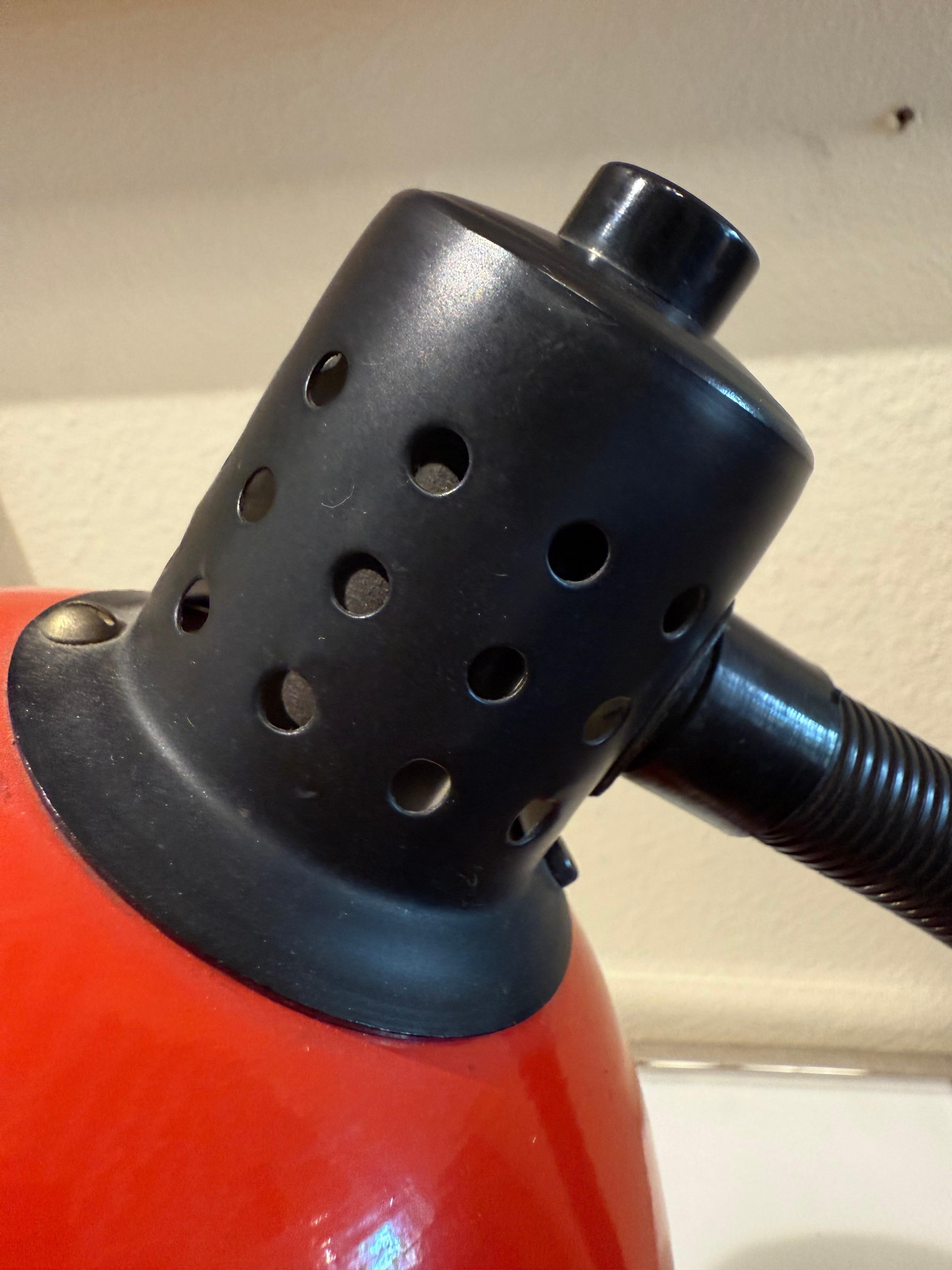 Rot-schwarze tischlampe von Aluminor aus der französischen Mitte des Jahrhunderts (Französisch) im Angebot