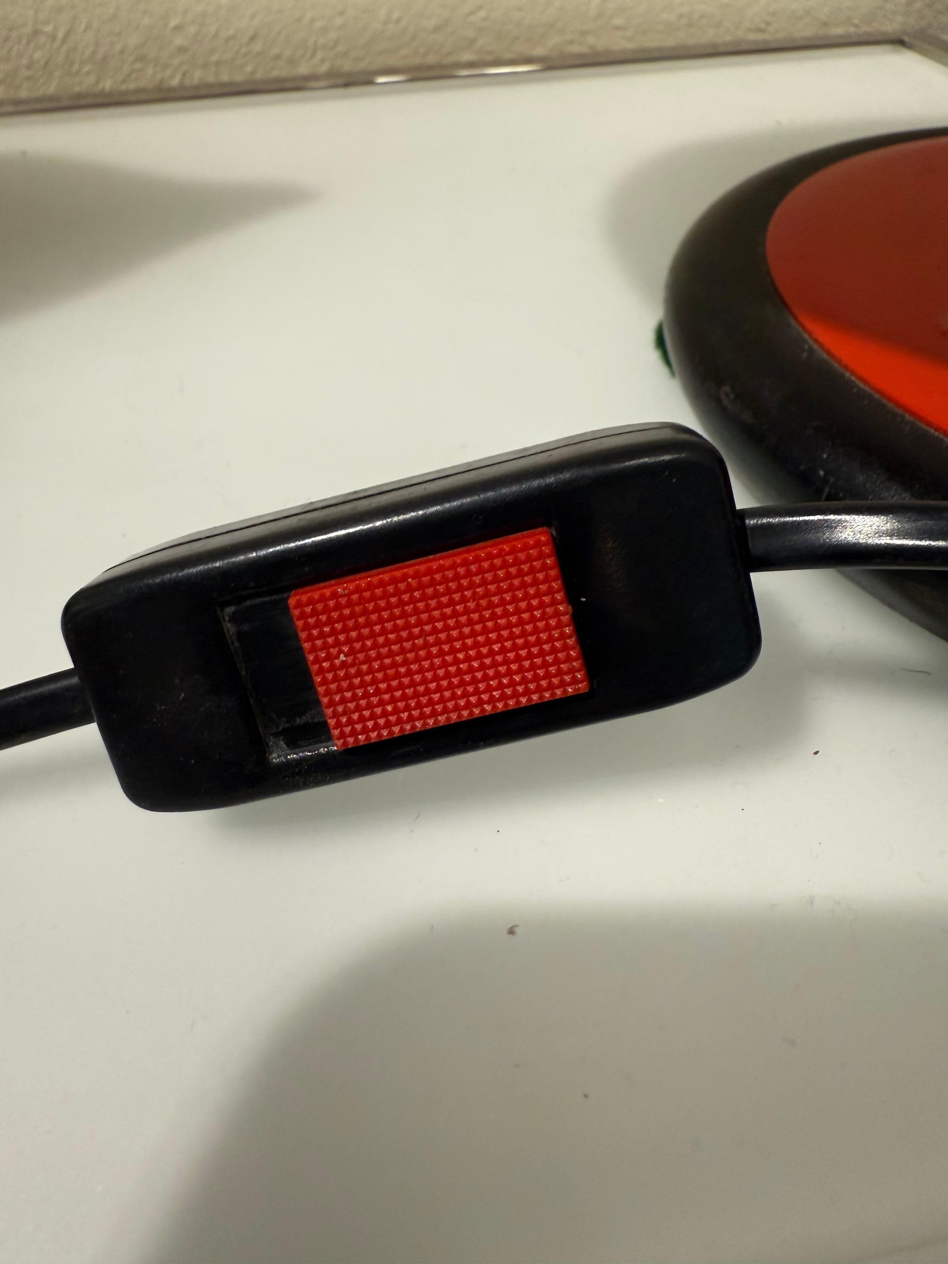 Rot-schwarze tischlampe von Aluminor aus der französischen Mitte des Jahrhunderts im Zustand „Gut“ im Angebot in Pasadena, CA