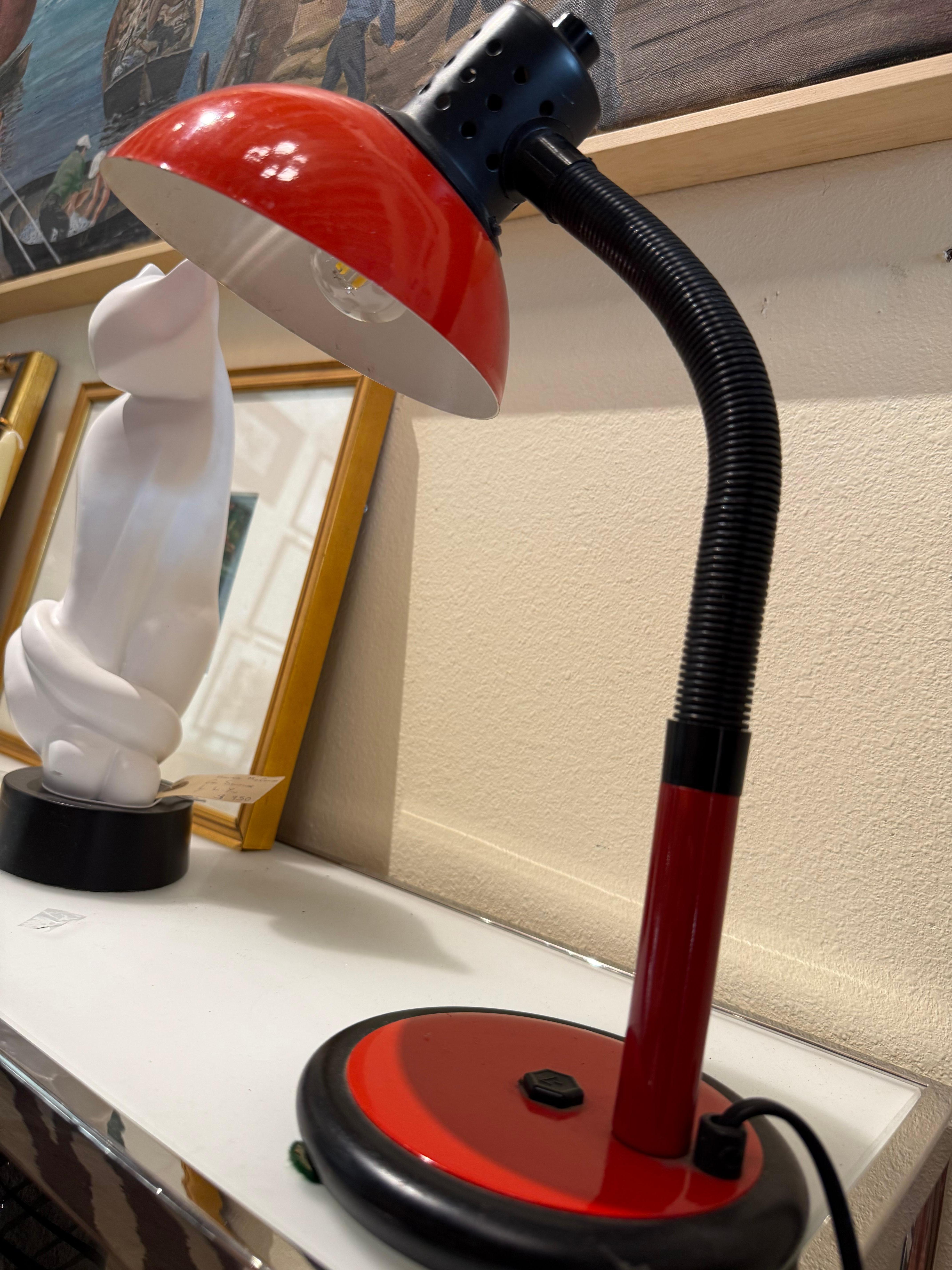 Rot-schwarze tischlampe von Aluminor aus der französischen Mitte des Jahrhunderts (20. Jahrhundert) im Angebot