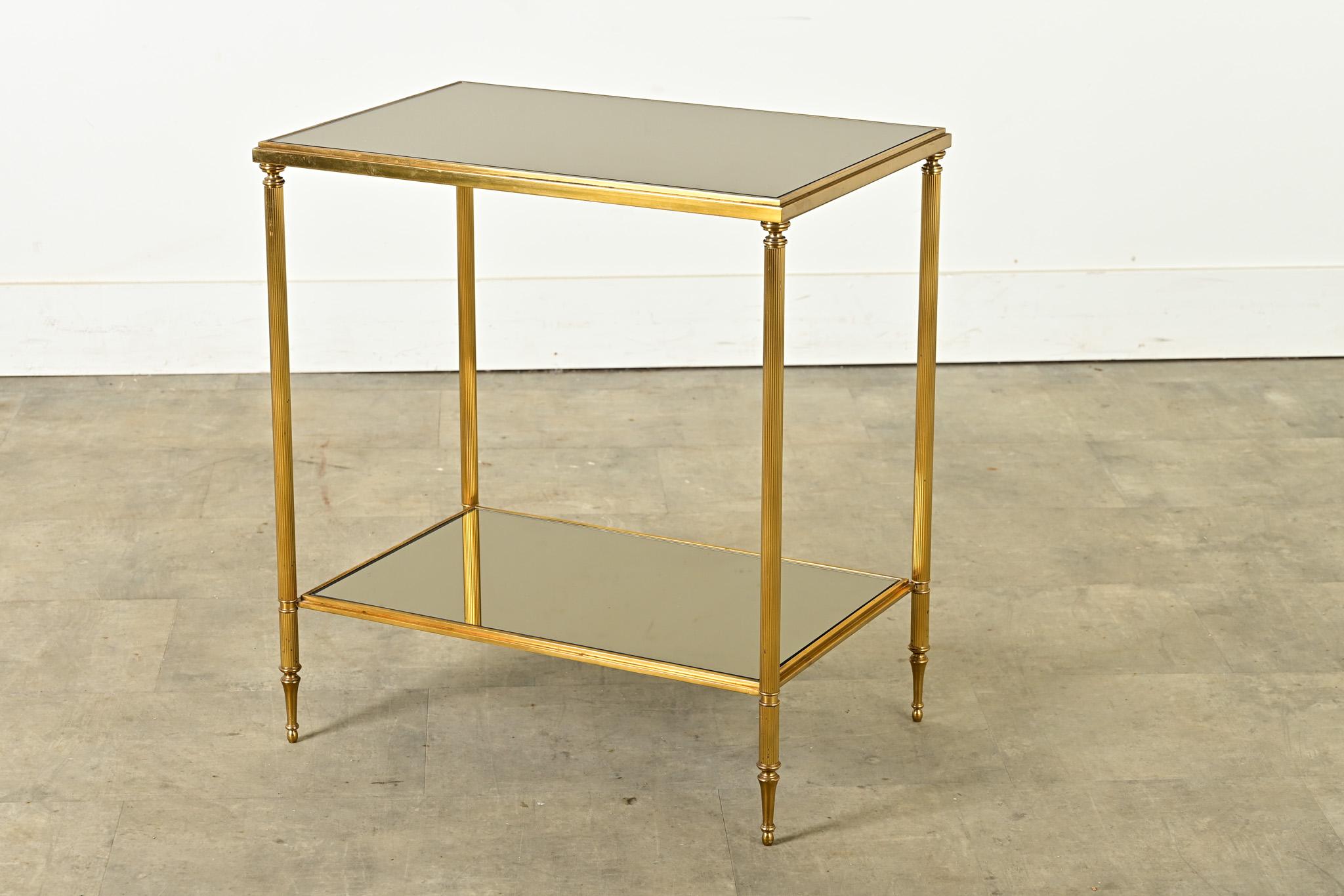 Éblouissante table d'appoint ou étagère de présentation du milieu du XXe siècle en France, dans le style de la Maison Baguès, fabriquée en laiton et en miroir teinté. Le cadre en laiton poli semble doré, reflétant la lumière ambiante sur les pieds