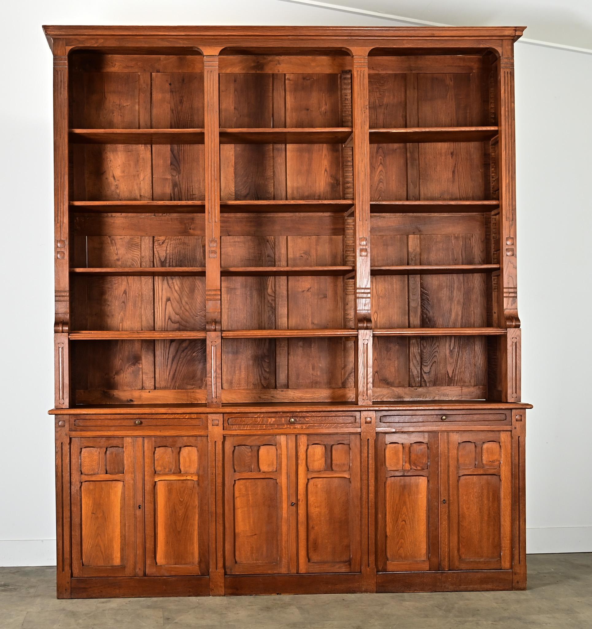 Questa magnifica libreria d'epoca è una dimostrazione dell'artigianato francese che si interseca con l'artigianato di lusso.  I gusti del design del XX secolo alla maniera di Charles Dudouyt, unendo le tradizioni Arts & Crafts del XIX secolo con lo