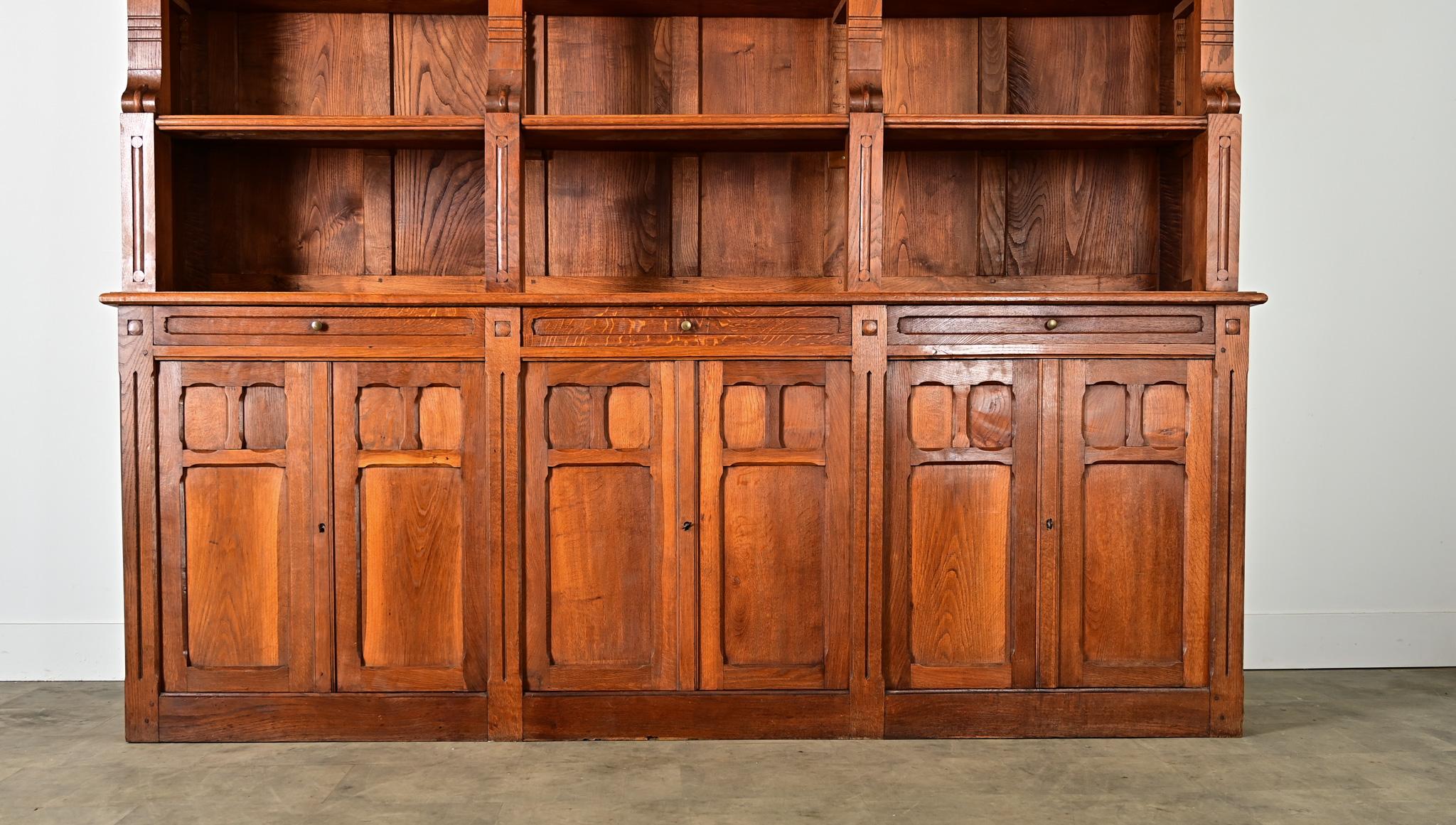 Arts and Crafts Biblioteca francese del Medioevo in Oak in vendita