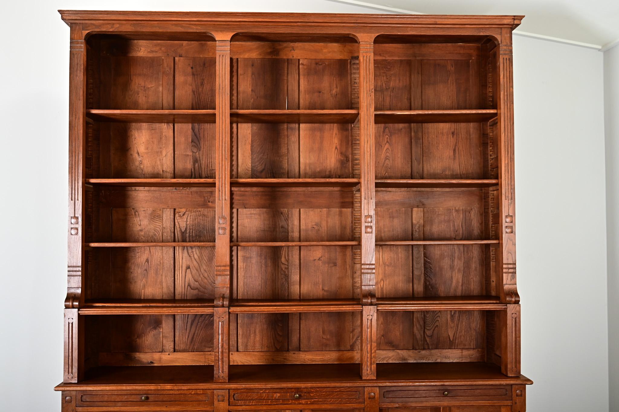 Francese Biblioteca francese del Medioevo in Oak in vendita