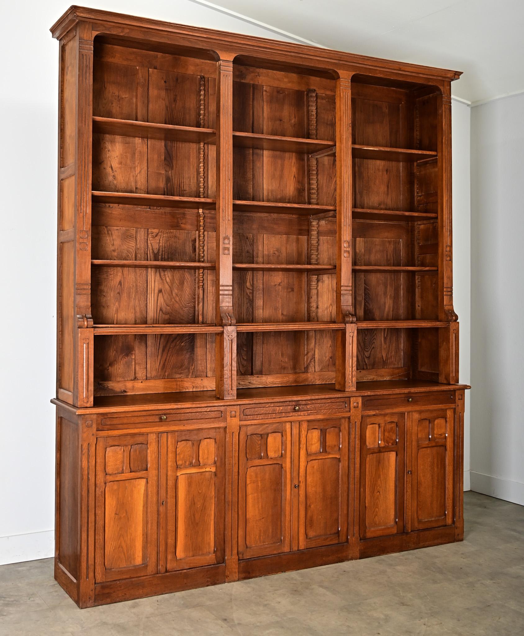 Intagliato Biblioteca francese del Medioevo in Oak in vendita