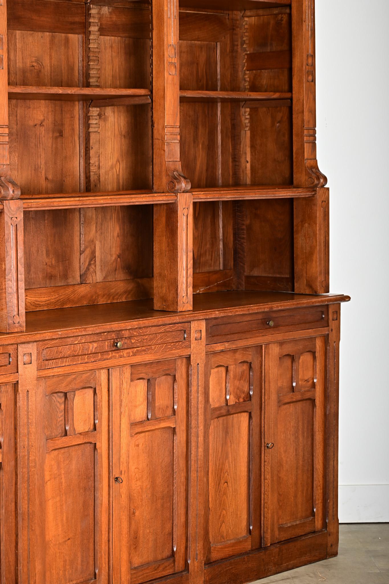 Biblioteca francese del Medioevo in Oak In condizioni buone in vendita a Baton Rouge, LA